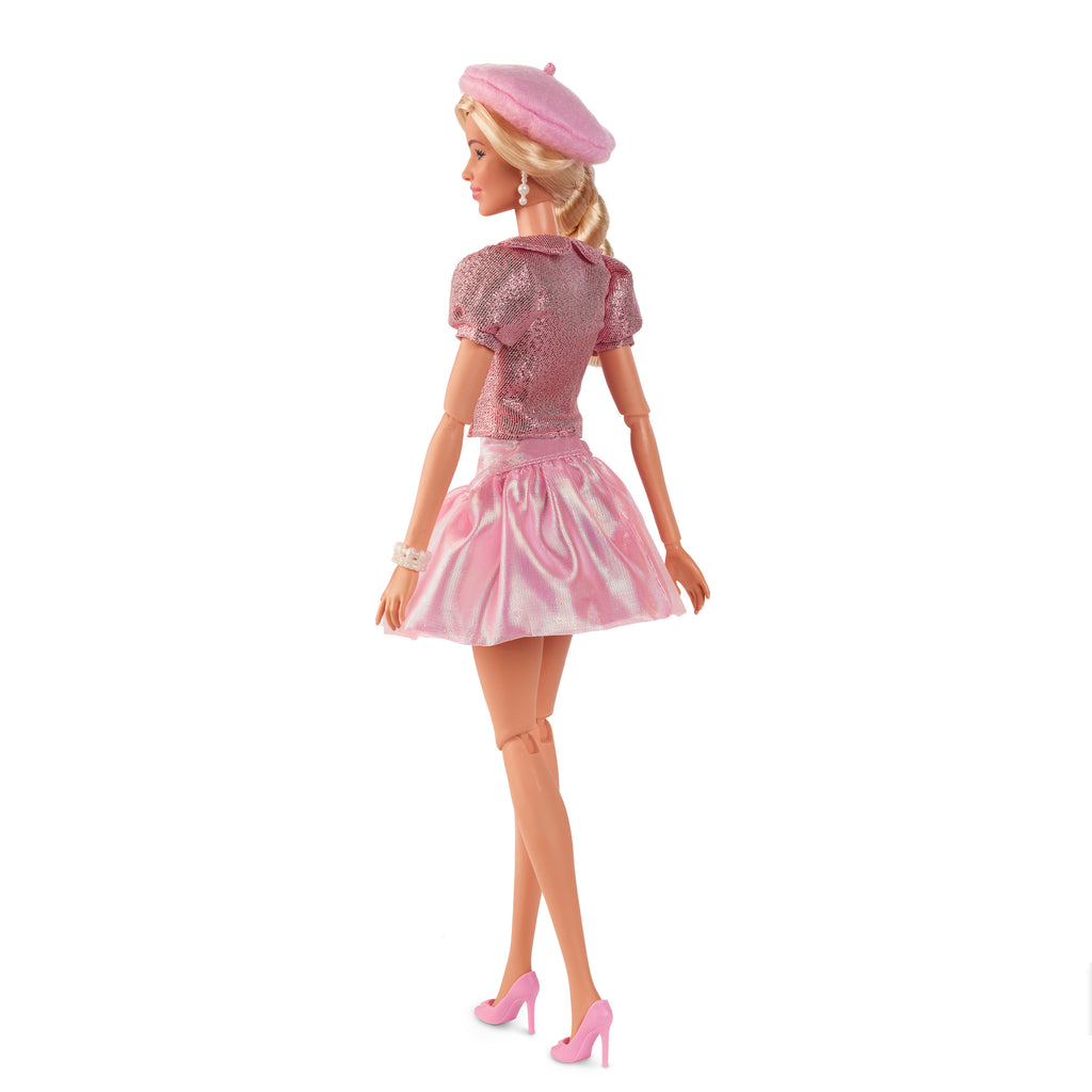 Margot Robbie'nin Barbie'yi canlandırdığı filmden, uyumlu pembe bluzu ve eteğiyle koleksiyona uygun Barbie bebek