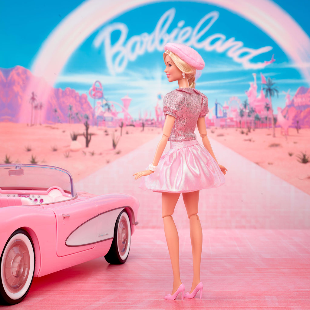 Margot Robbie'nin Barbie'yi canlandırdığı filmden, uyumlu pembe bluzu ve eteğiyle koleksiyona uygun Barbie bebek