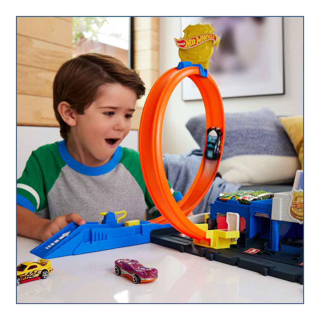 Hot Wheels® Polis İstasyonu Oyun Seti, 1:64 ölçekli oyuncak polis arabası ve ayarlanabilir pist çemberi