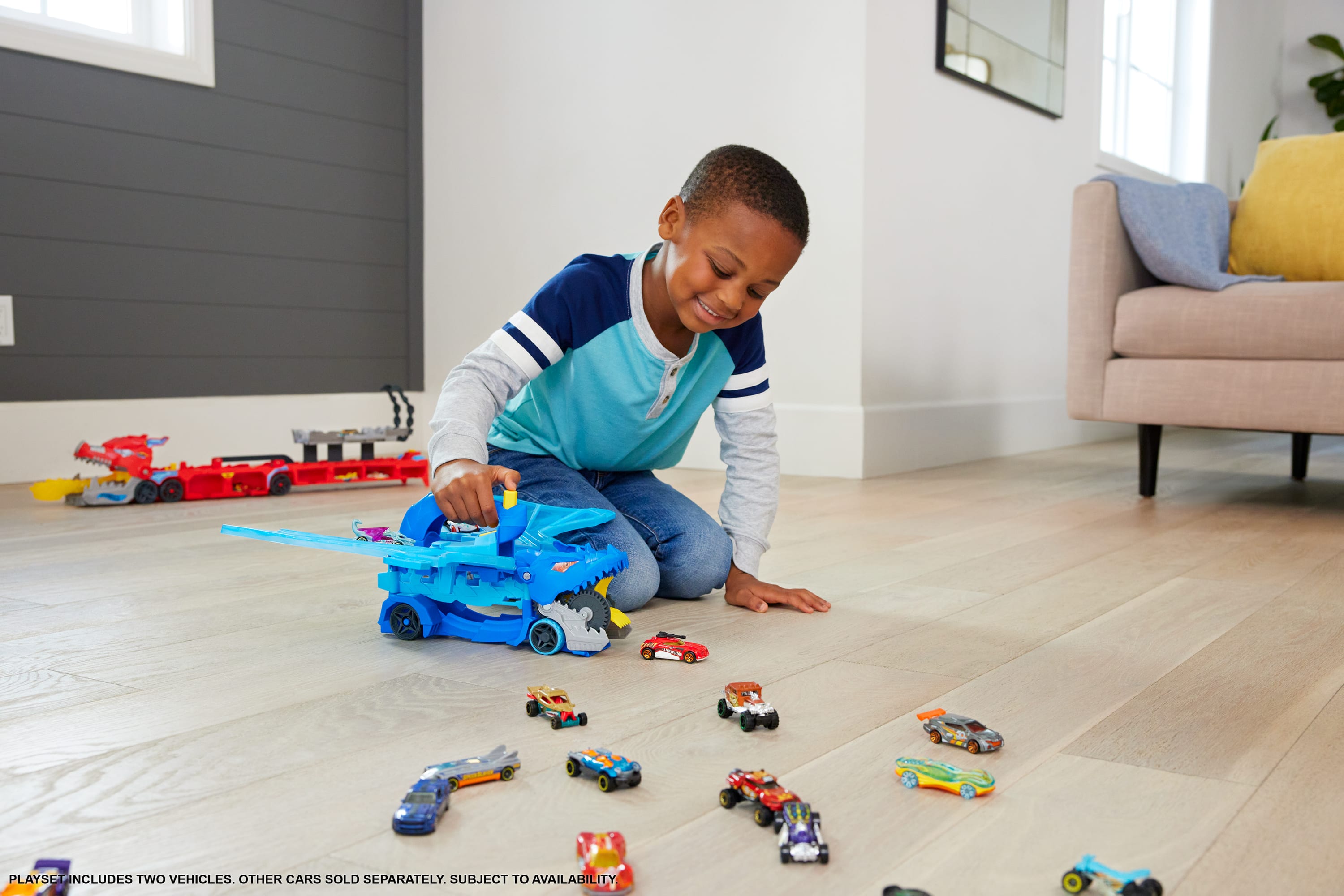 Hot Wheels City Dev Taşıyıcı Tır - Ejderha Fırlatma ve Pist Seti + 2 Adet 1:64 Ölçekli Metal Araba