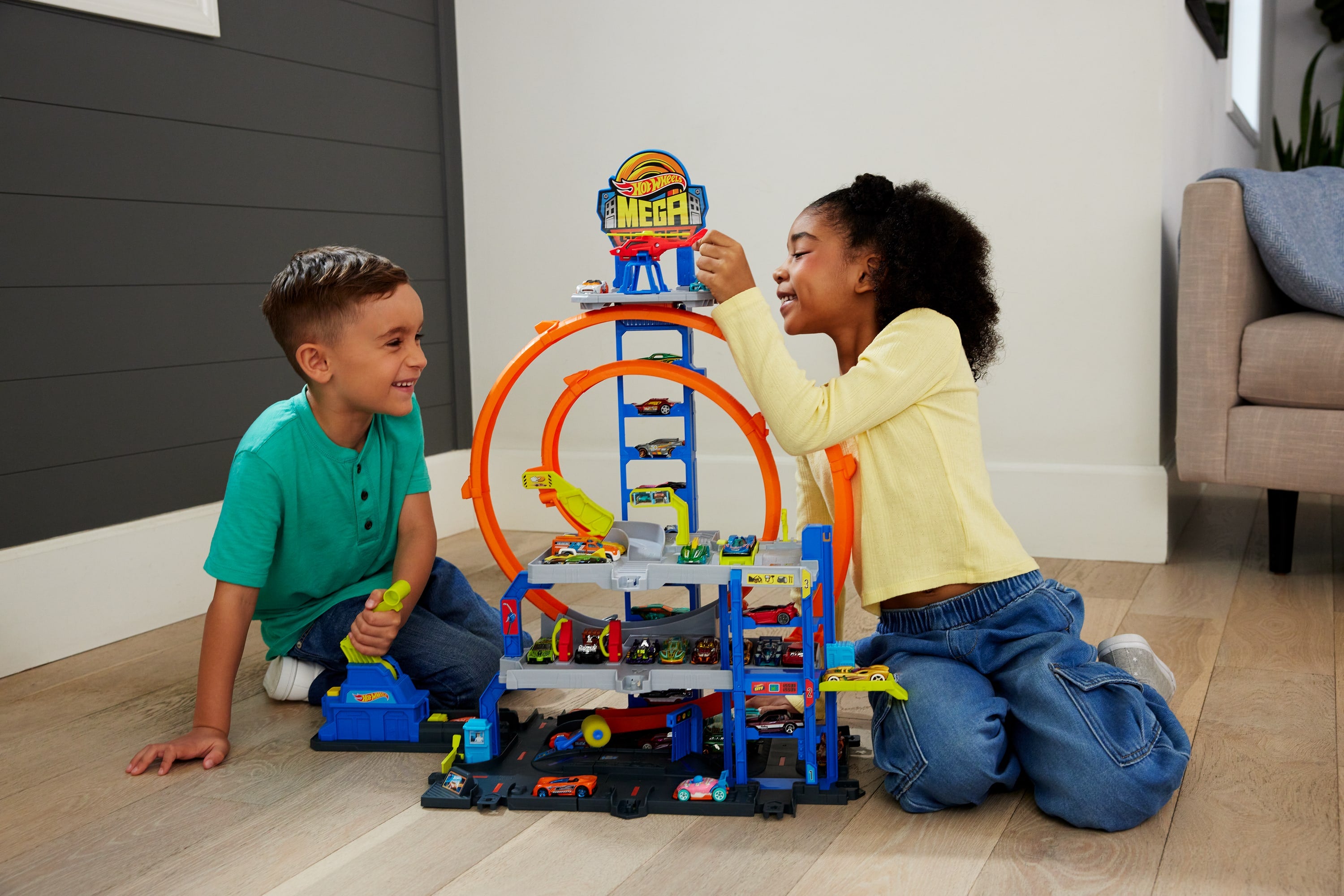 Hot Wheels City Mega Garaj oyun seti, 1:64 ölçekli 1 metal oyuncak araba ve 1 oyuncak helikopter