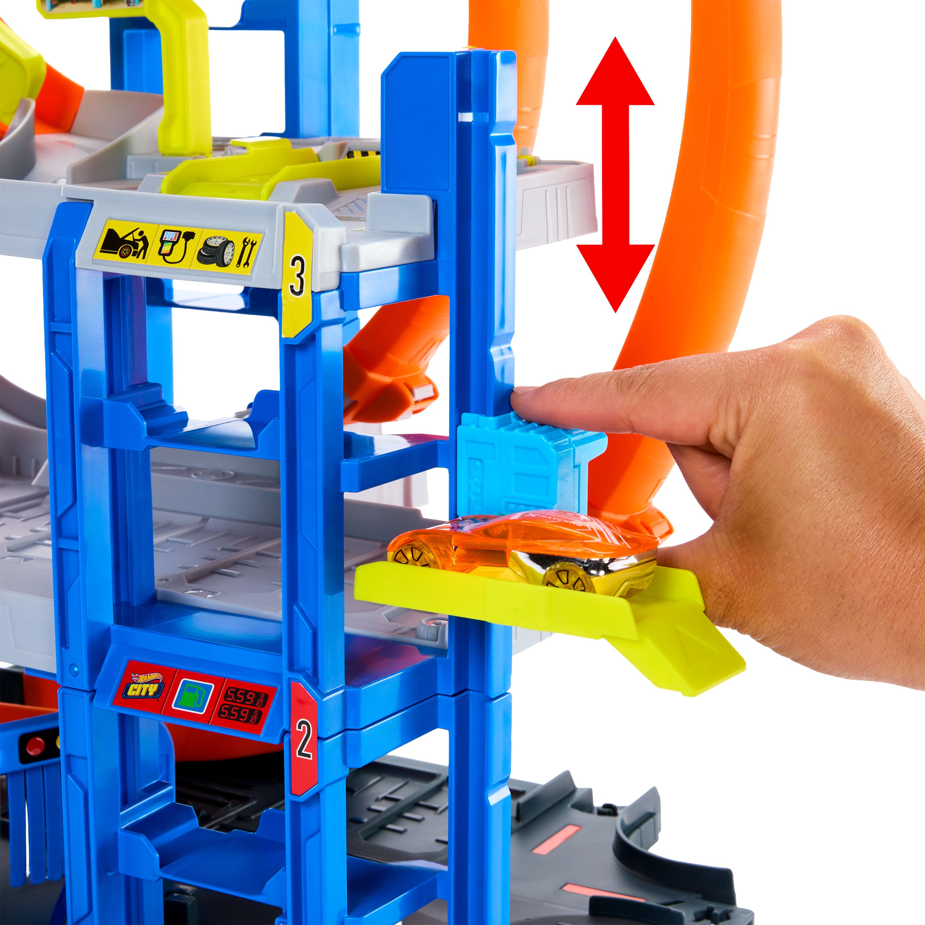 Hot Wheels City Mega Garaj oyun seti, 1:64 ölçekli 1 metal oyuncak araba ve 1 oyuncak helikopter