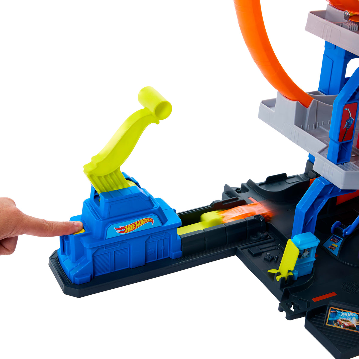 Hot Wheels City Mega Garaj oyun seti, 1:64 ölçekli 1 metal oyuncak araba ve 1 oyuncak helikopter