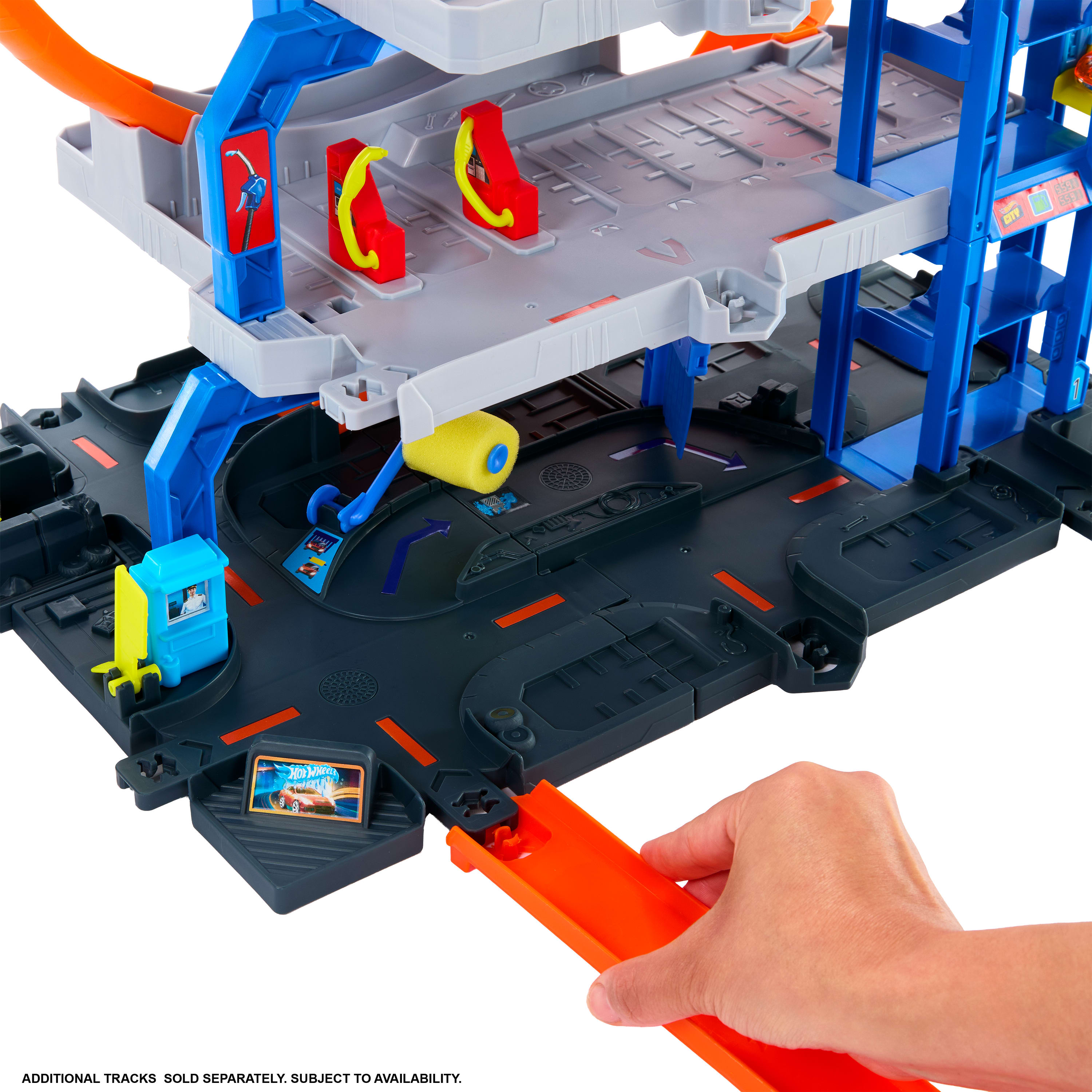 Hot Wheels City Mega Garaj oyun seti, 1:64 ölçekli 1 metal oyuncak araba ve 1 oyuncak helikopter
