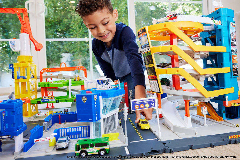 Havalaanı temalı Matchbox® Havaalanı Oyun Seti, 1 adet metal oyuncak Audi araba ve 1 adet plastik uçak