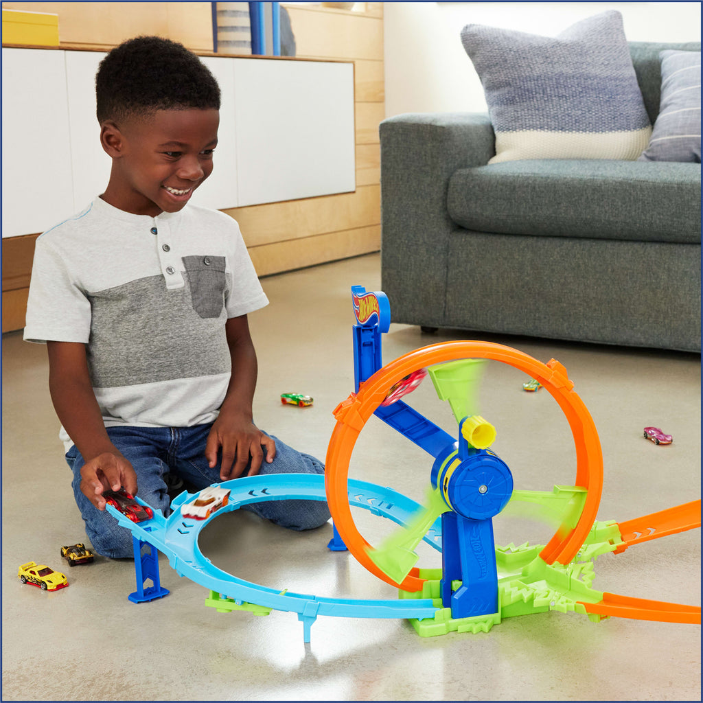 Hot Wheels Sürat Çemberi oyun seti ve 1:64 ölçekli metal oyuncak araba, çarpışma temalı pist seti