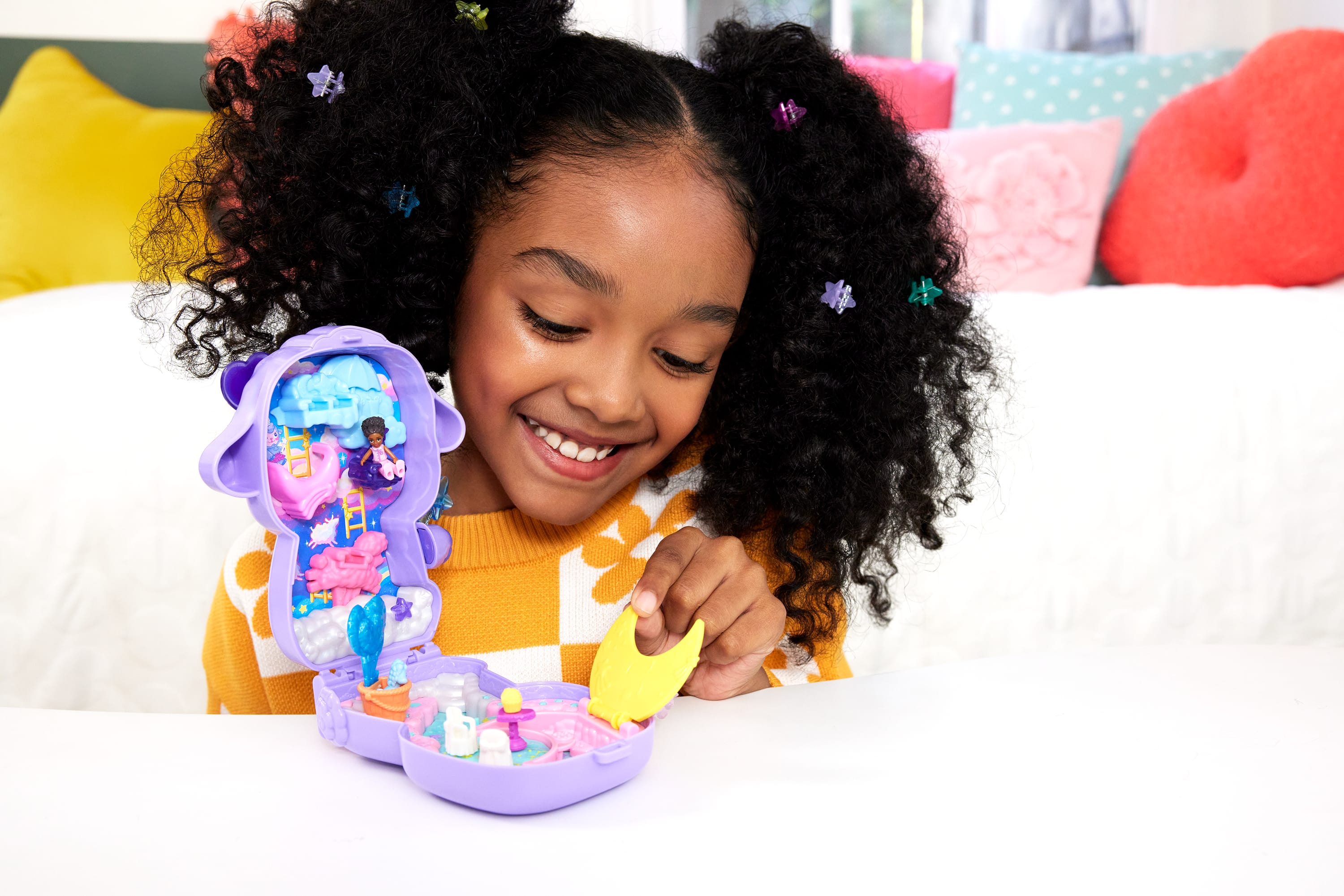 Polly Pocket Rüyalar Diyarı mini oyun seti, 1 mikro bebek ve tek boynuzlu at figürü, yiyecek ve stil aksesuarlarının yer aldığı taşınabilir oyuncak