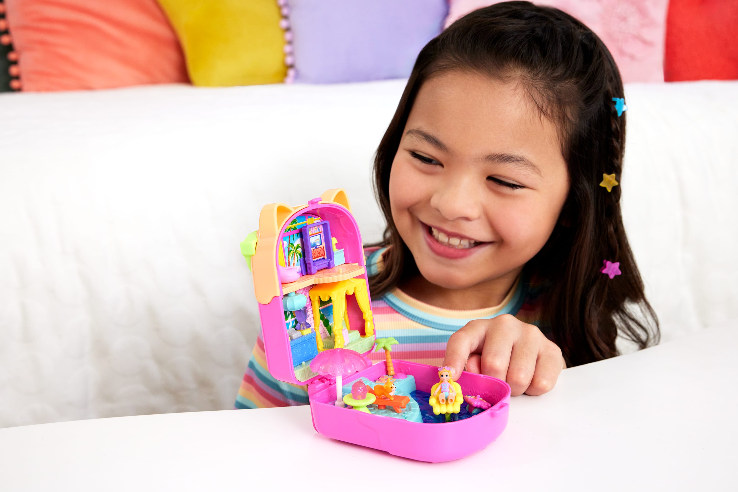 Polly Pocket Kediciğin Tatili mini oyun seti, 1 mikro bebek ve yavru köpek figürü, temaya uygun aksesuarların yer aldığı taşınabilir oyuncak