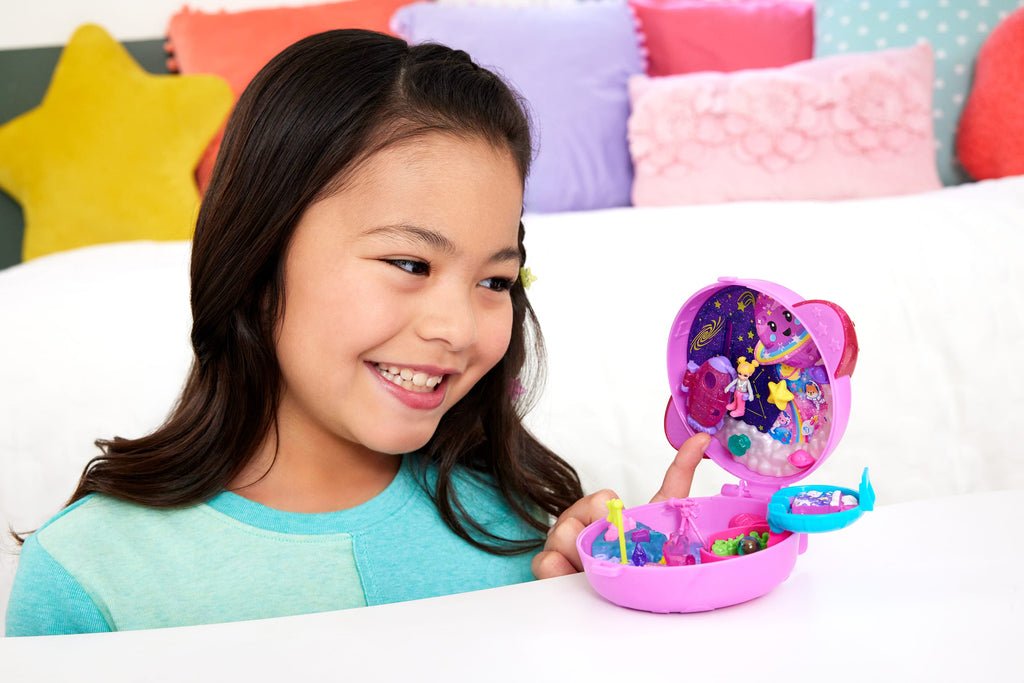 Polly Pocket Polly Gezegeni mini oyun seti, 1 mikro bebek ve yavru köpek figürü, temaya uygun aksesuarların yer aldığı taşınabilir oyuncak