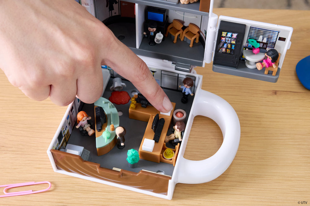 Polly Pocket ve The Office mini oyun seti, 6 karakter figürü ve 9 aksesuar, koleksiyona uygun Partnership oyuncağı