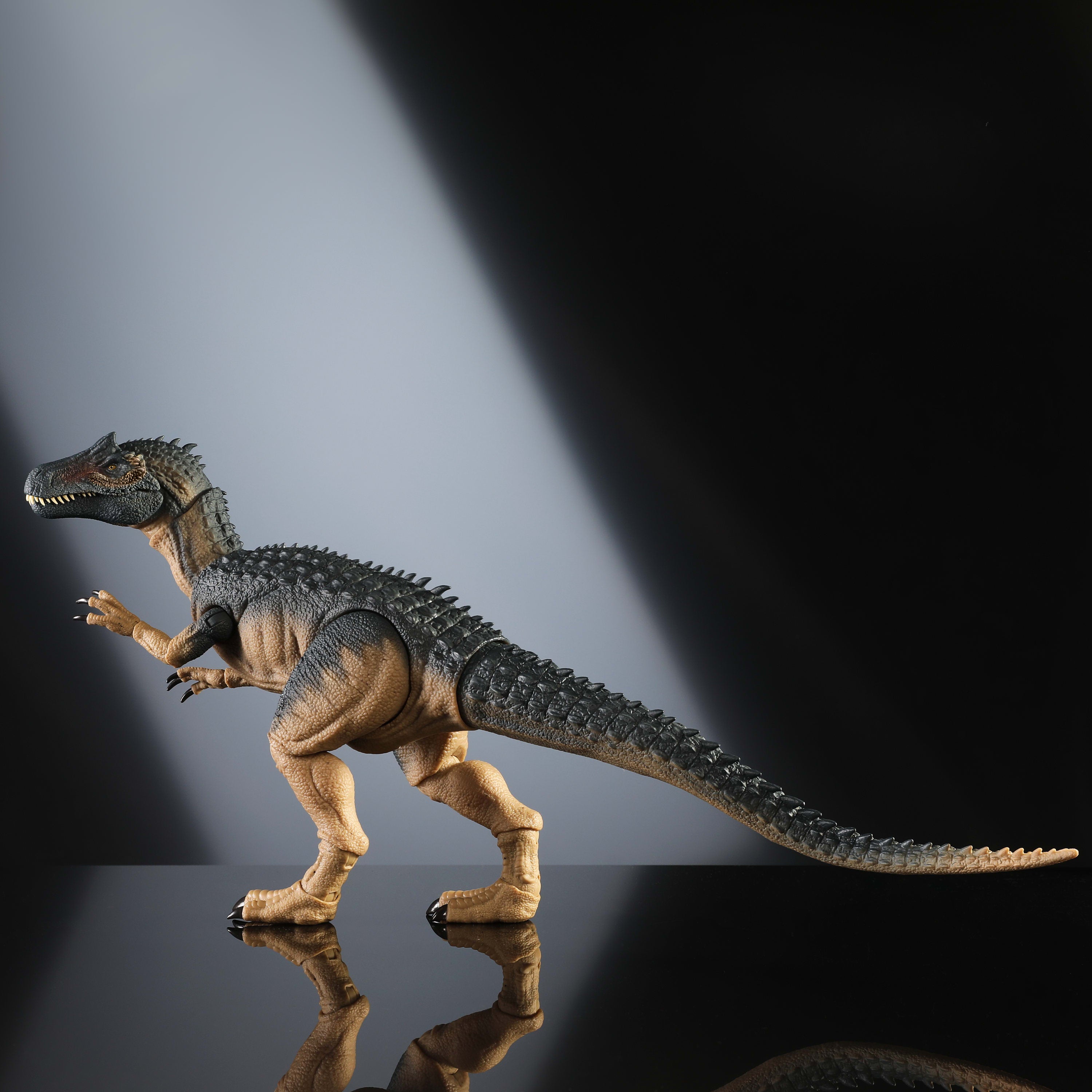 Cam gözleri ve bükülebilir kuyruğu olan Jurassic World Hammond Koleksiyonu Allosaurus dinozor aksiyon figürü