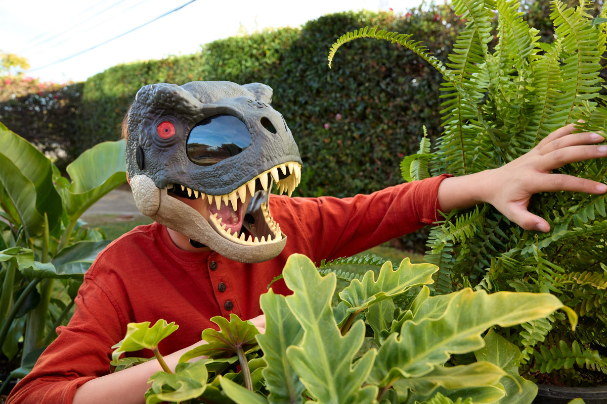 LED ışıklı gözleri ve 3 efekt seviyesiyle canlandırma oyunlarına ilham veren Jurassic World Işıklı ve Sesli Dinozor Maskesi