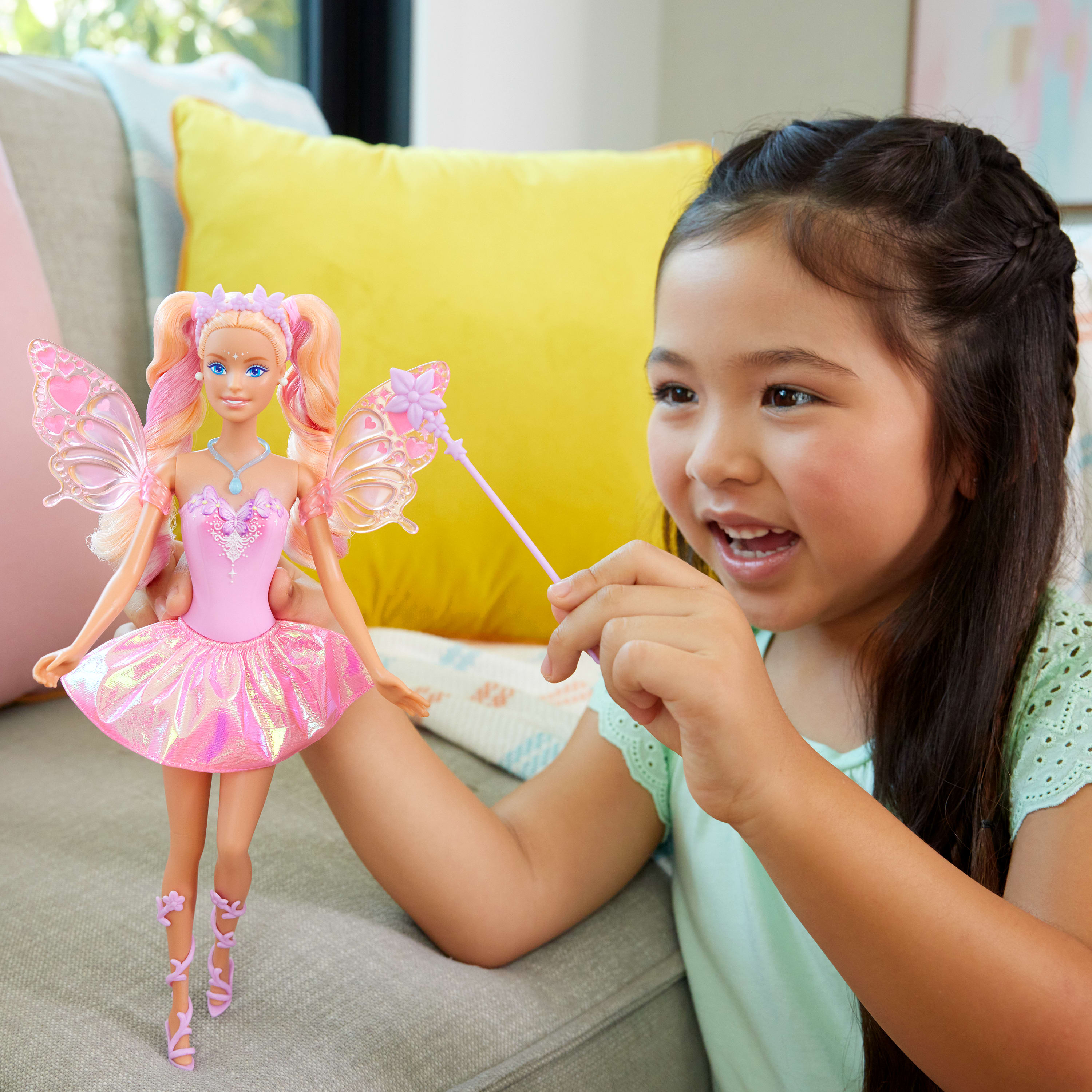 Barbie büyüleyici peri kızı bebek, renk değişimi özellikli kanat ve kıyafetler, süngerli oyuncak değnek ve moda aksesuarları