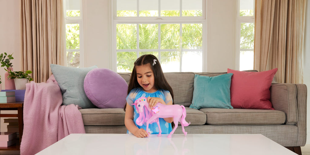 20 interaktif ışık, ses ve müzik kombinasyonu bulunan Barbie Işıltılı Tek Boynuzlu At oyuncağı