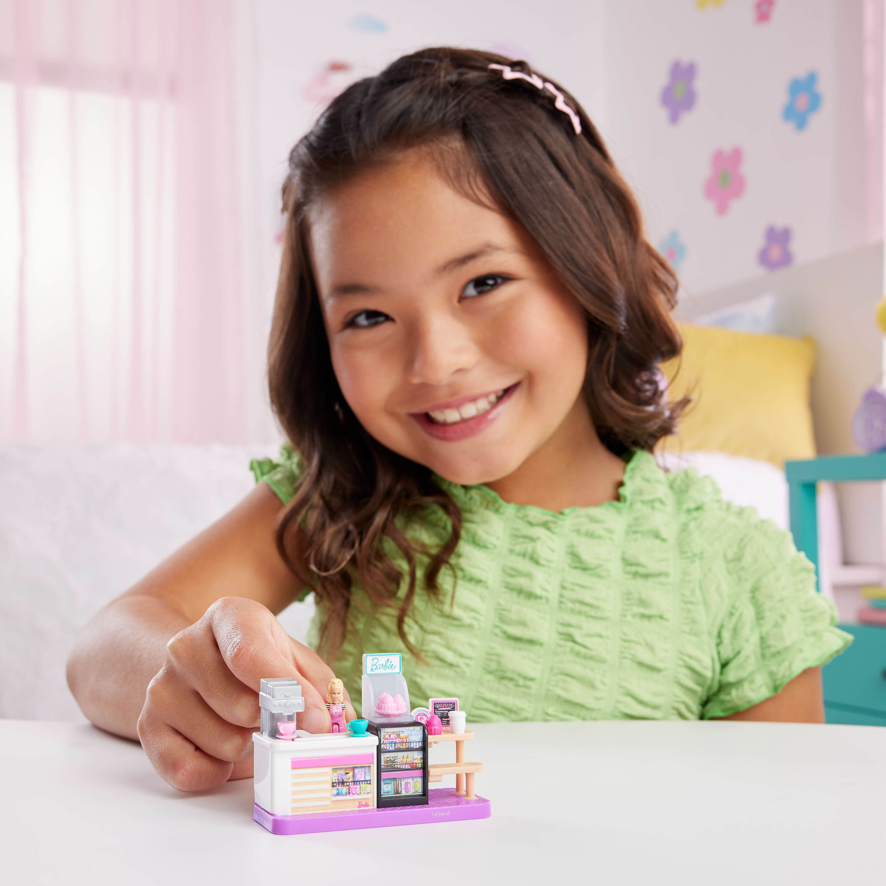 Barbie Mini BarbieLand koleksiyona uygun oyun seti, 4 cm'lik Barbie bebek ve hikaye anlatımına yönelik etkileşimli oyun alanları ile Pastane
