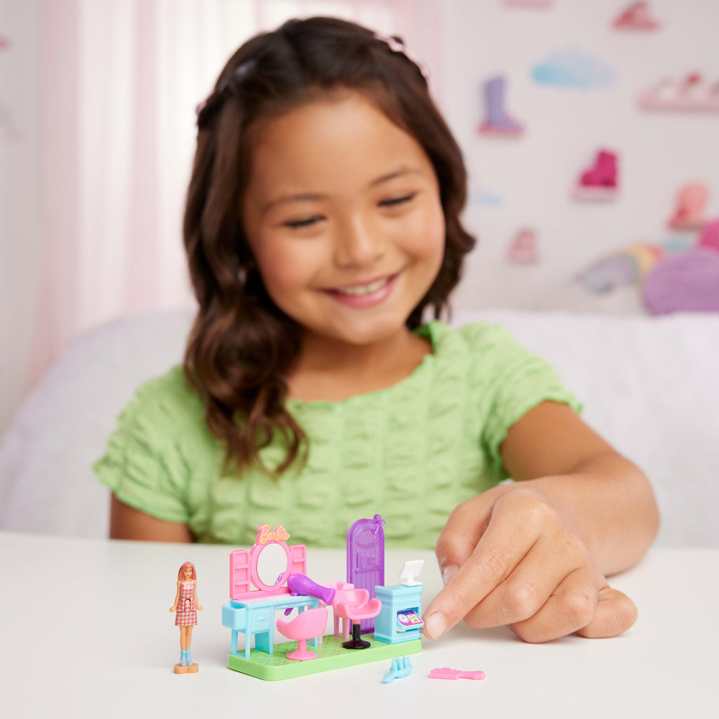 Barbie Mini BarbieLand koleksiyona uygun oyun seti, 4 cm'lik Barbie bebek ve hikaye anlatımına yönelik etkileşimli oyun alanları ile Kuaför Salonu