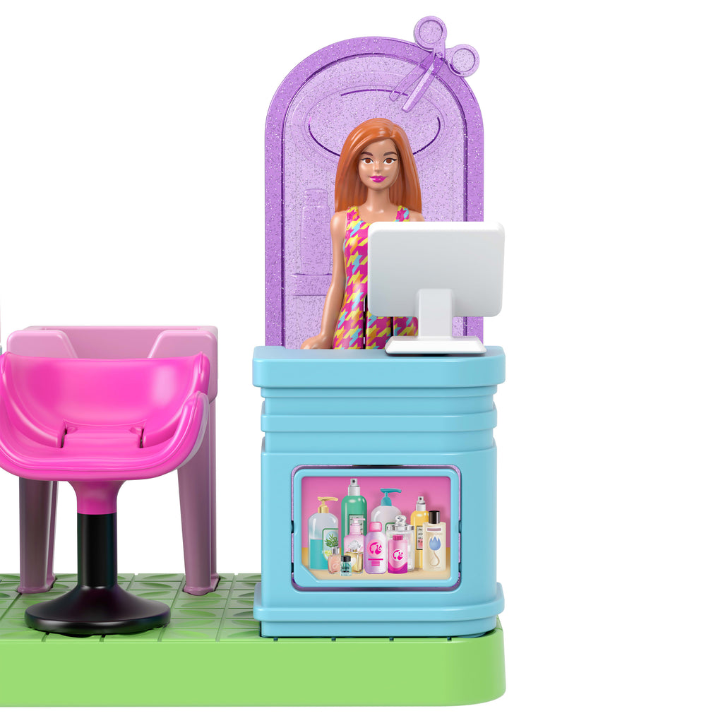Barbie Mini BarbieLand koleksiyona uygun oyun seti, 4 cm'lik Barbie bebek ve hikaye anlatımına yönelik etkileşimli oyun alanları ile Kuaför Salonu