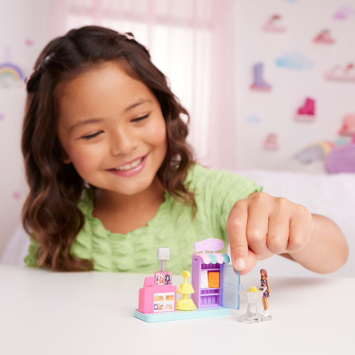Barbie Mini BarbieLand koleksiyona uygun oyun seti, 4 cm'lik Barbie bebek ve hikaye anlatımına yönelik etkileşimli oyun alanları ile Süpermarket