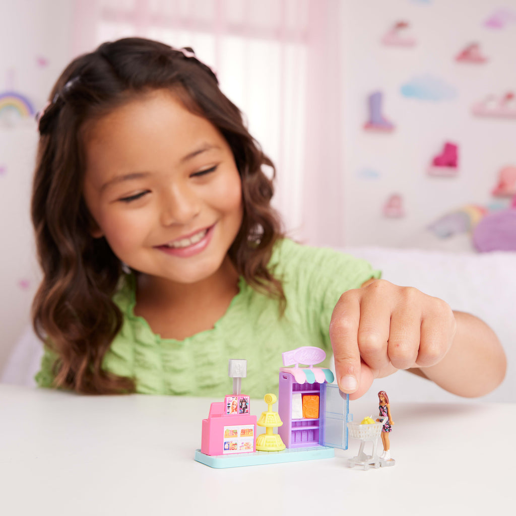 Barbie Mini BarbieLand koleksiyona uygun oyun seti, 4 cm'lik Barbie bebek ve hikaye anlatımına yönelik etkileşimli oyun alanları ile Süpermarket