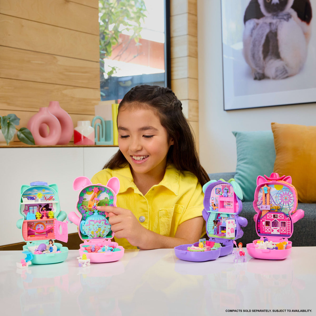 Polly Pocket Kedicik Yelkende mikro oyun seti, 1 mikro bebek ve evcil kediler, yiyecek ve stil aksesuarlarının yer aldığı seyahat oyuncağı