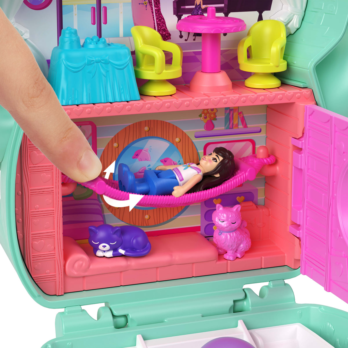 Polly Pocket Kedicik Yelkende mikro oyun seti, 1 mikro bebek ve evcil kediler, yiyecek ve stil aksesuarlarının yer aldığı seyahat oyuncağı