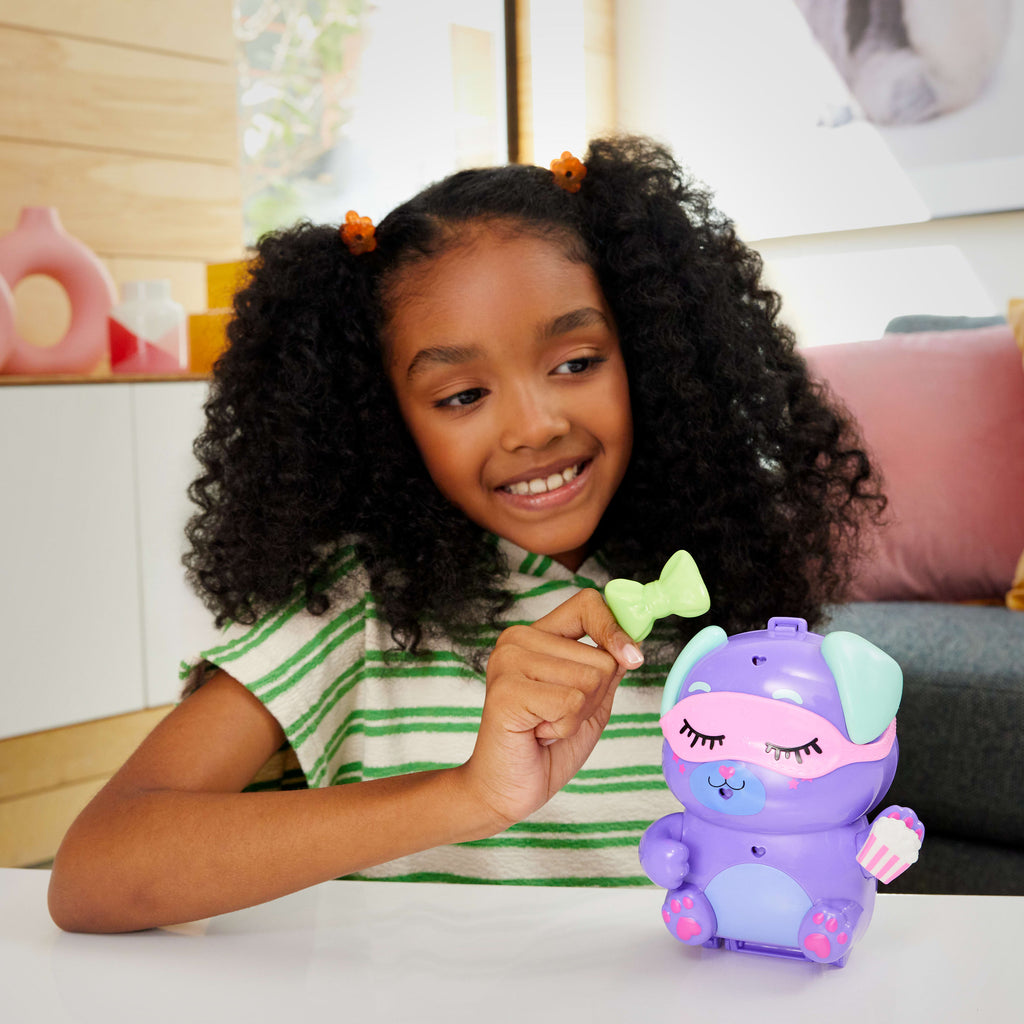 Polly Pocket Köpekçiğin Pijama Partisi mikro oyun seti, 1 mikro bebek ve evcil köpekler, yiyecek ve stil aksesuarlarının yer aldığı seyahat oyuncağı