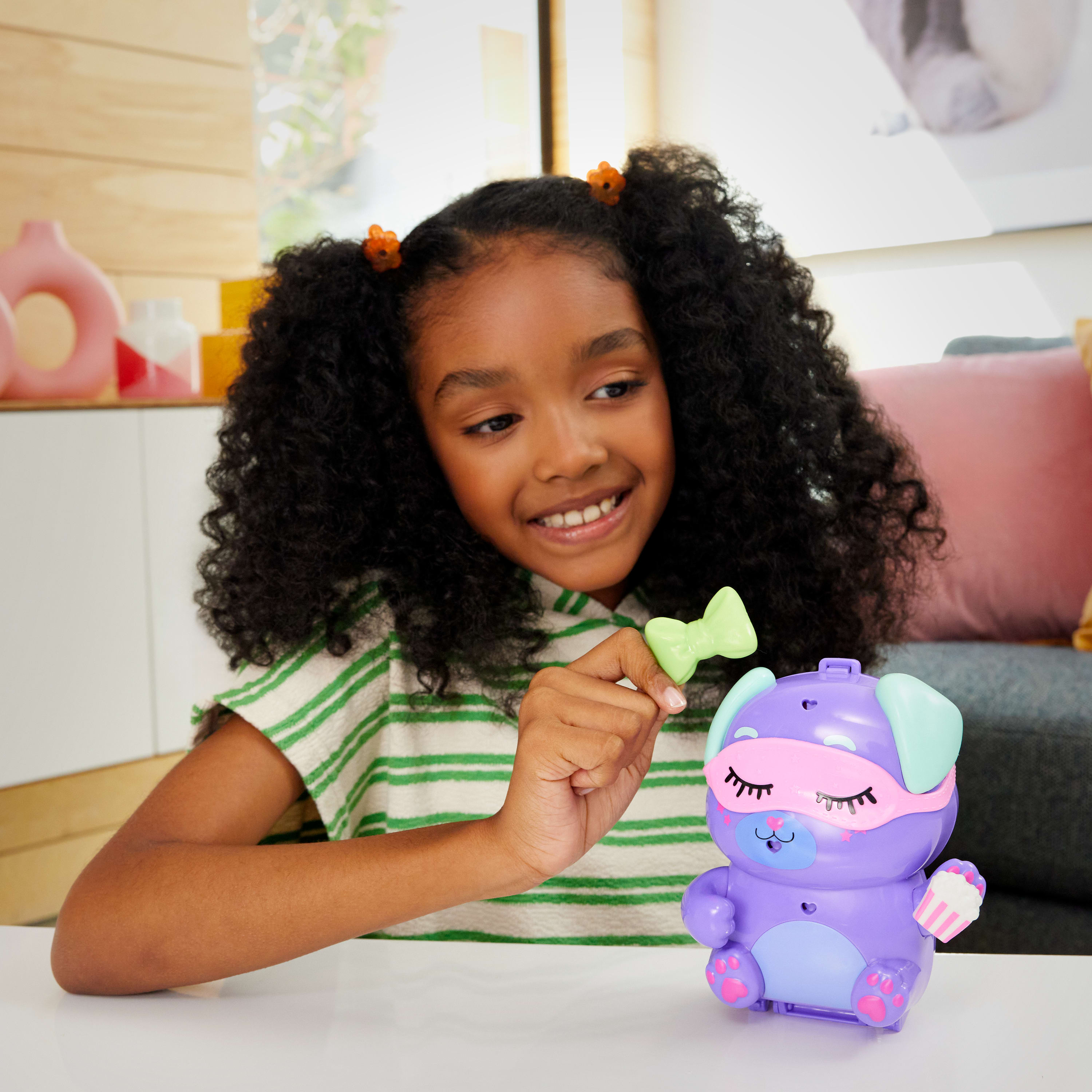Polly Pocket Köpekçiğin Pijama Partisi mikro oyun seti, 1 mikro bebek ve evcil köpekler, yiyecek ve stil aksesuarlarının yer aldığı seyahat oyuncağı