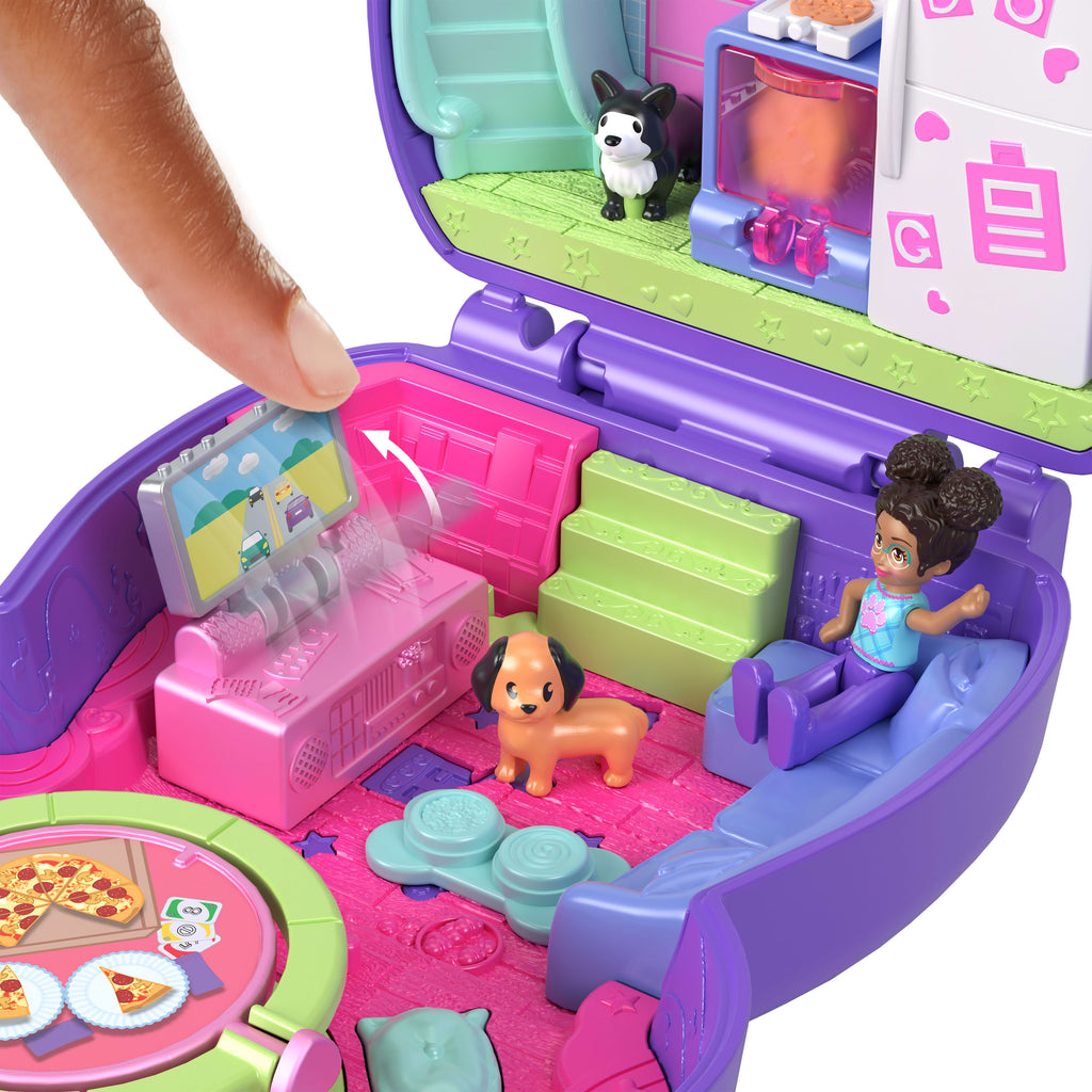 Polly Pocket Köpekçiğin Pijama Partisi mikro oyun seti, 1 mikro bebek ve evcil köpekler, yiyecek ve stil aksesuarlarının yer aldığı seyahat oyuncağı