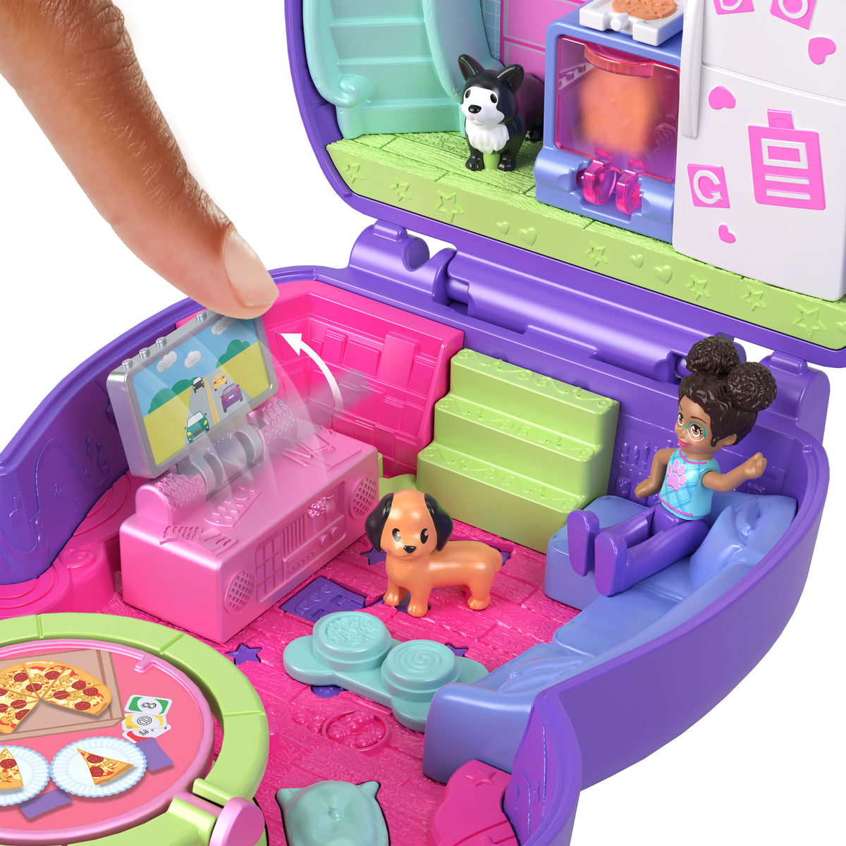 Polly Pocket Köpekçiğin Pijama Partisi mikro oyun seti, 1 mikro bebek ve evcil köpekler, yiyecek ve stil aksesuarlarının yer aldığı seyahat oyuncağı