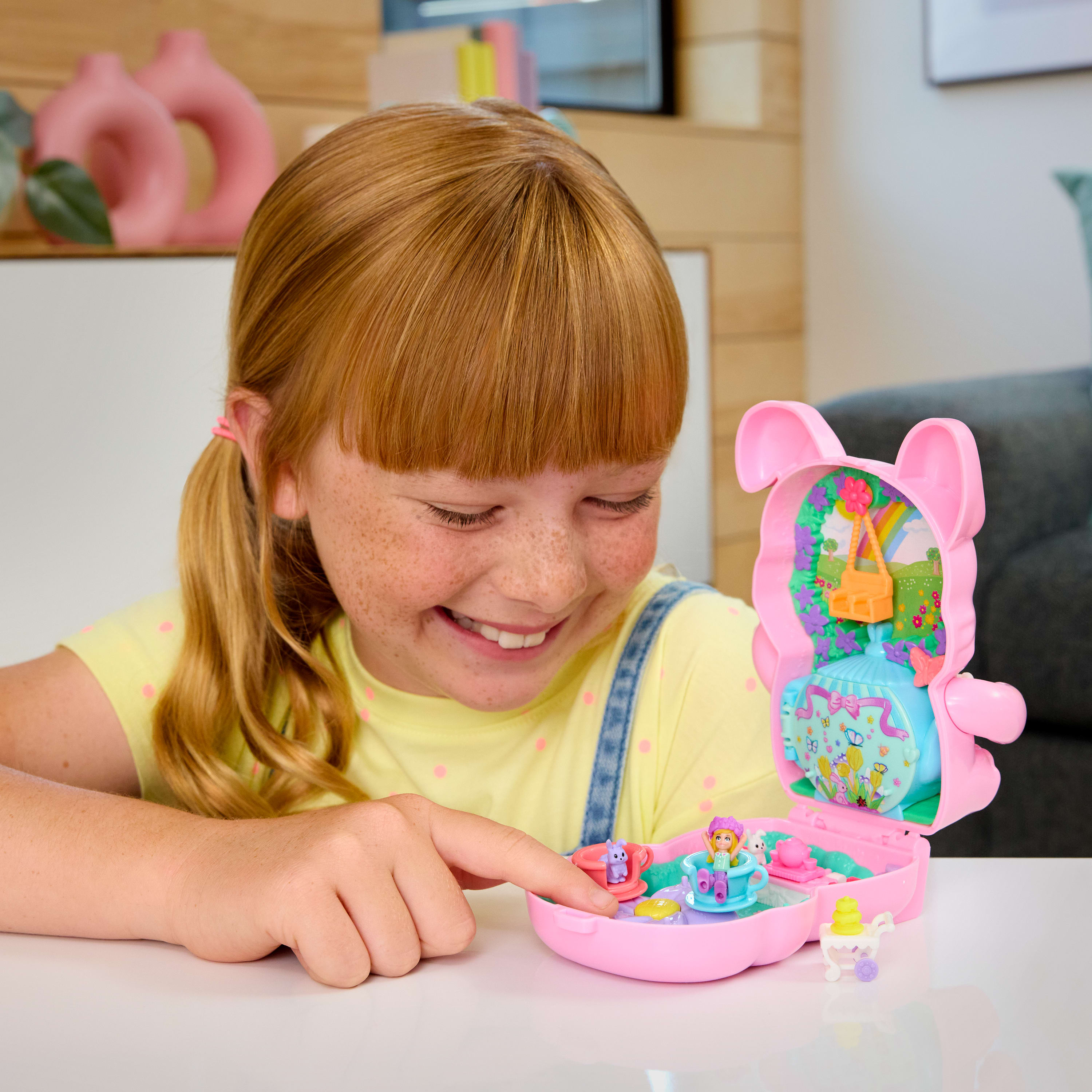 Polly Pocket Tavşancığın Çay Partisi mini oyun seti, 1 mikro bebek ve evcil tavşanlar, stil aksesuarlarının yer aldığı seyahat oyuncağı