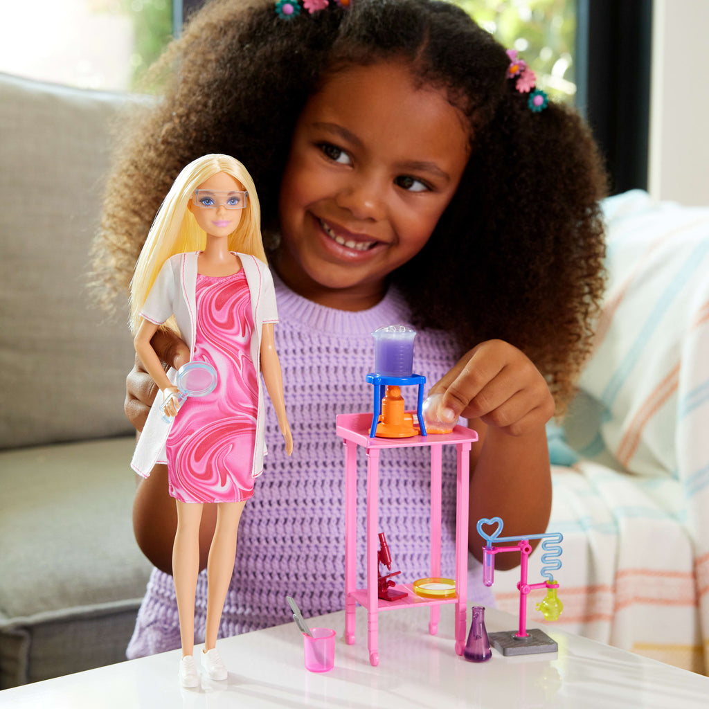 Bilim Uzmanı Barbie ve aksesuarları, laboratuvar masası ve renk değiştiren aksesuarlarıyla sarışın bebek