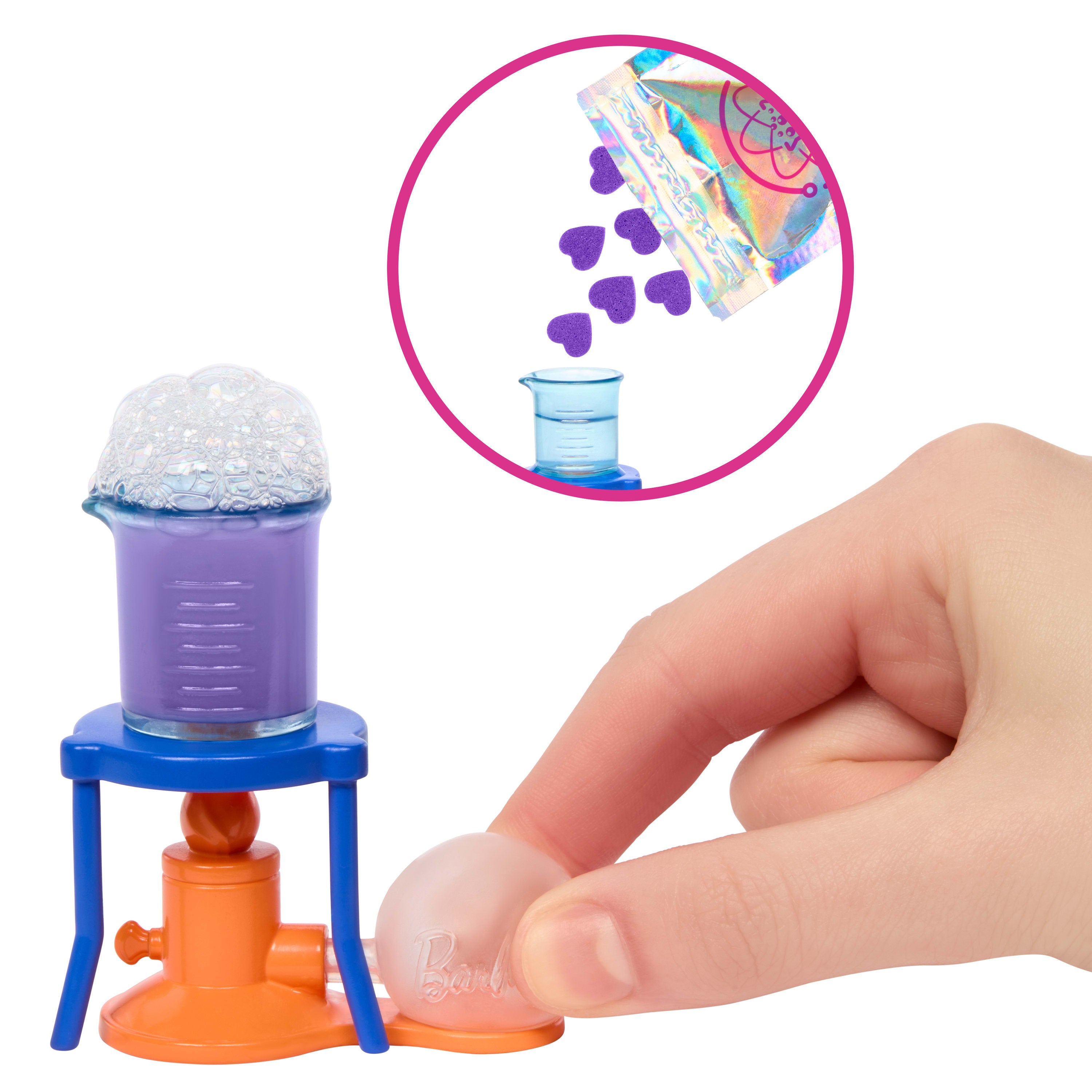 Bilim Uzmanı Barbie ve aksesuarları, laboratuvar masası ve renk değiştiren aksesuarlarıyla sarışın bebek