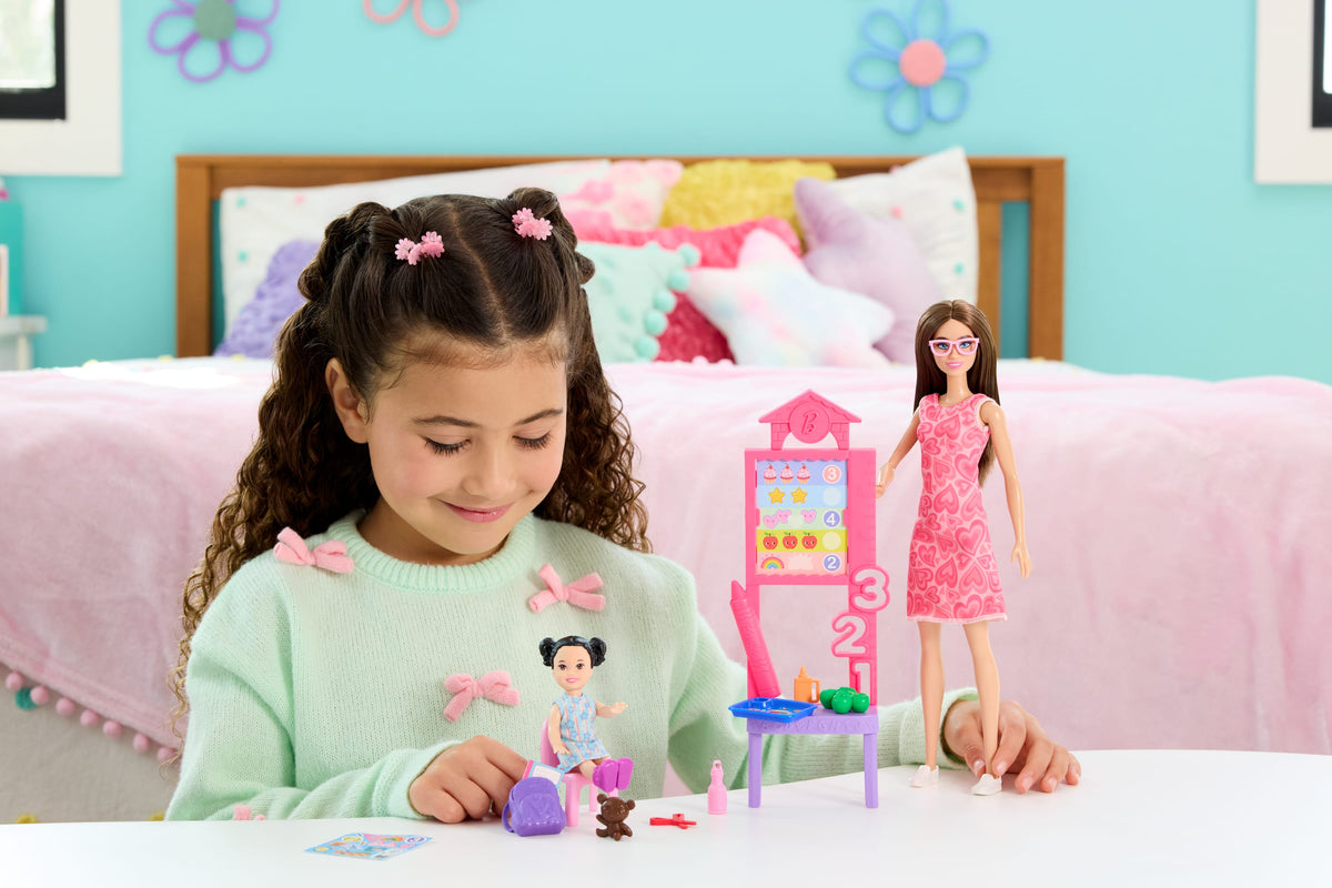 Barbie kariyer bebekleri ve aksesuarları, şekillendirilmiş saçlı bebek ve hikaye anlatmaya yardımcı parçalar