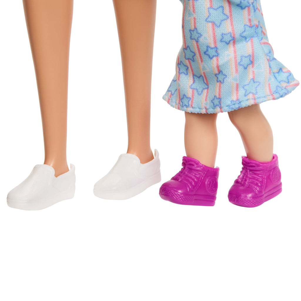 Barbie kariyer bebekleri ve aksesuarları, şekillendirilmiş saçlı bebek ve hikaye anlatmaya yardımcı parçalar