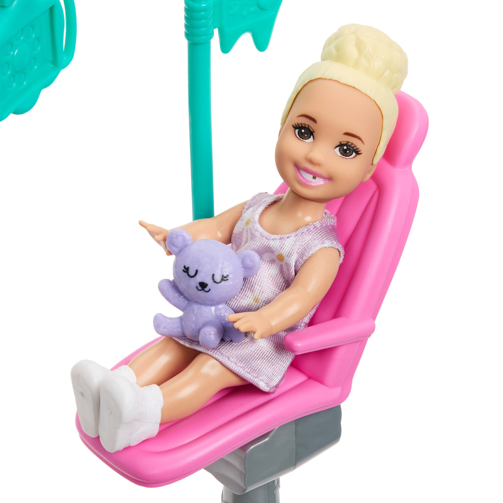 Barbie kariyer bebekleri ve aksesuarları, şekillendirilmiş saçlı bebek ve hikaye anlatmaya yardımcı parçalar
