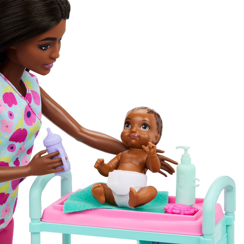 Barbie kariyer bebekleri ve aksesuarları, şekillendirilmiş saçlı bebek ve hikaye anlatmaya yardımcı parçalar
