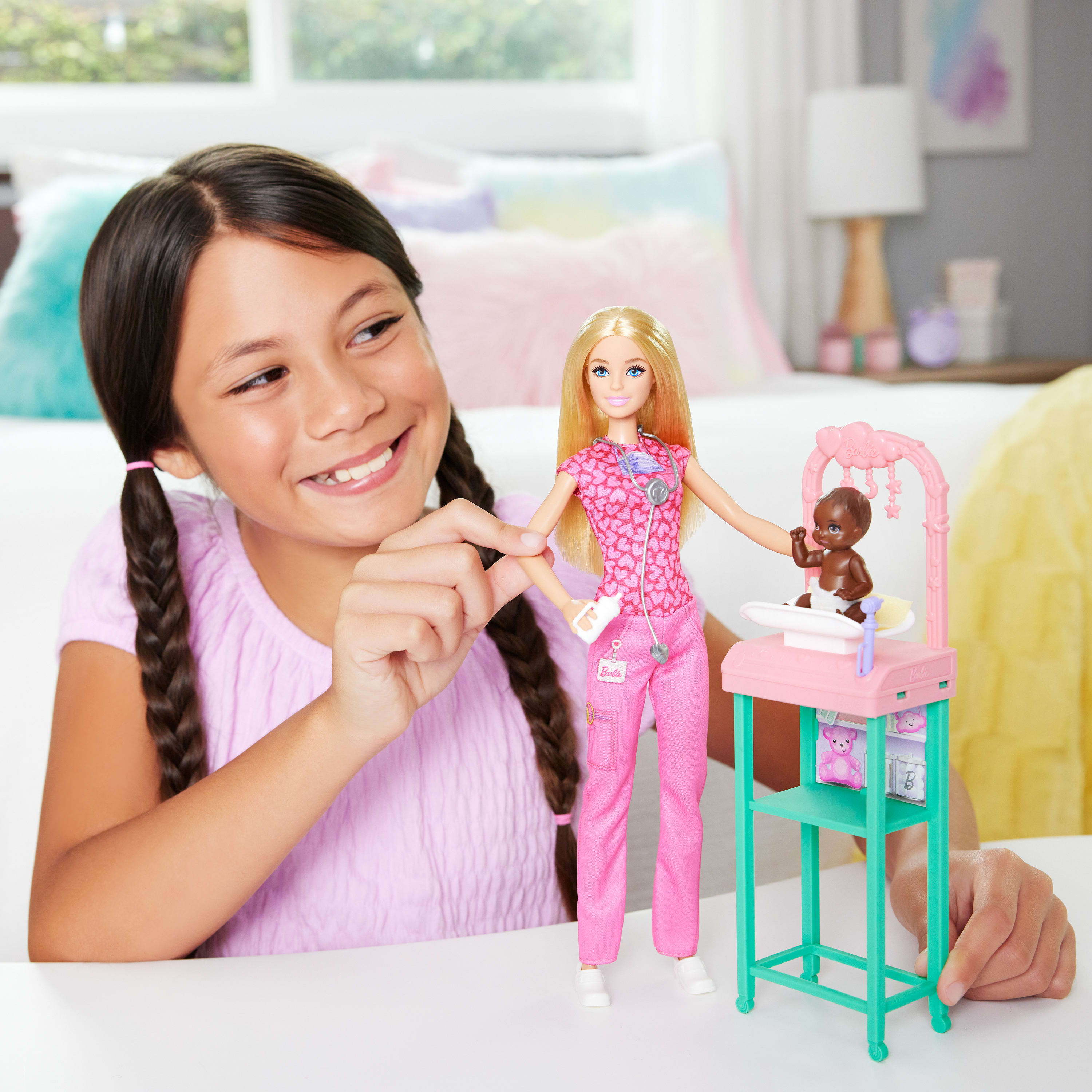 Çocuk Doktoru Barbie, sarışın bebek, 1 bebek figürü, mobilya ve aksesuarlar