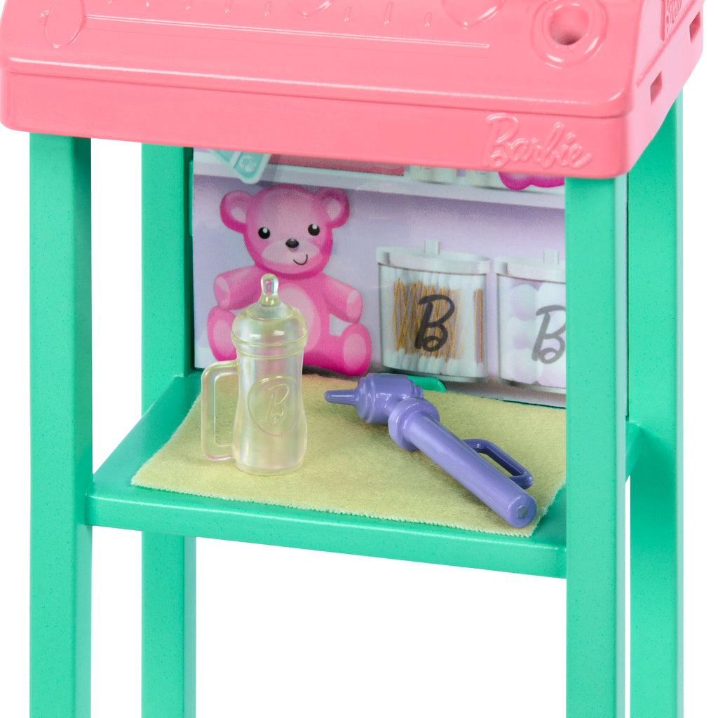 Çocuk Doktoru Barbie, sarışın bebek, 1 bebek figürü, mobilya ve aksesuarlar