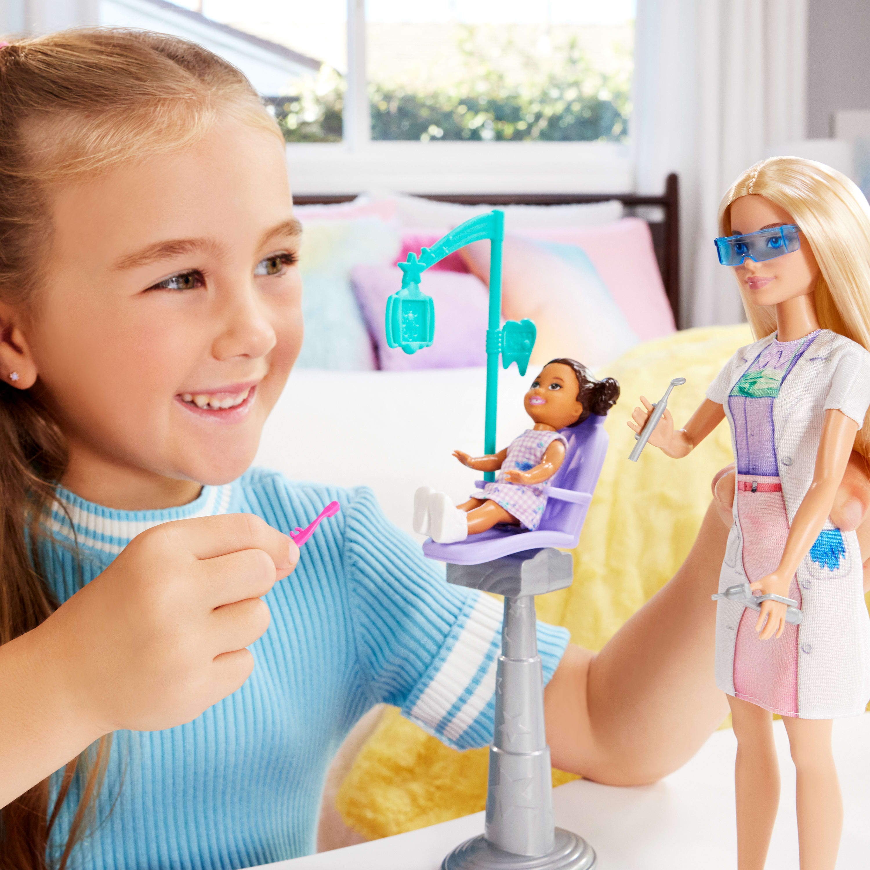 Diş Hekimi Barbie, sarışın bebek, 1 çocuk figürü, doktor temalı mobilya ve aksesuarlar