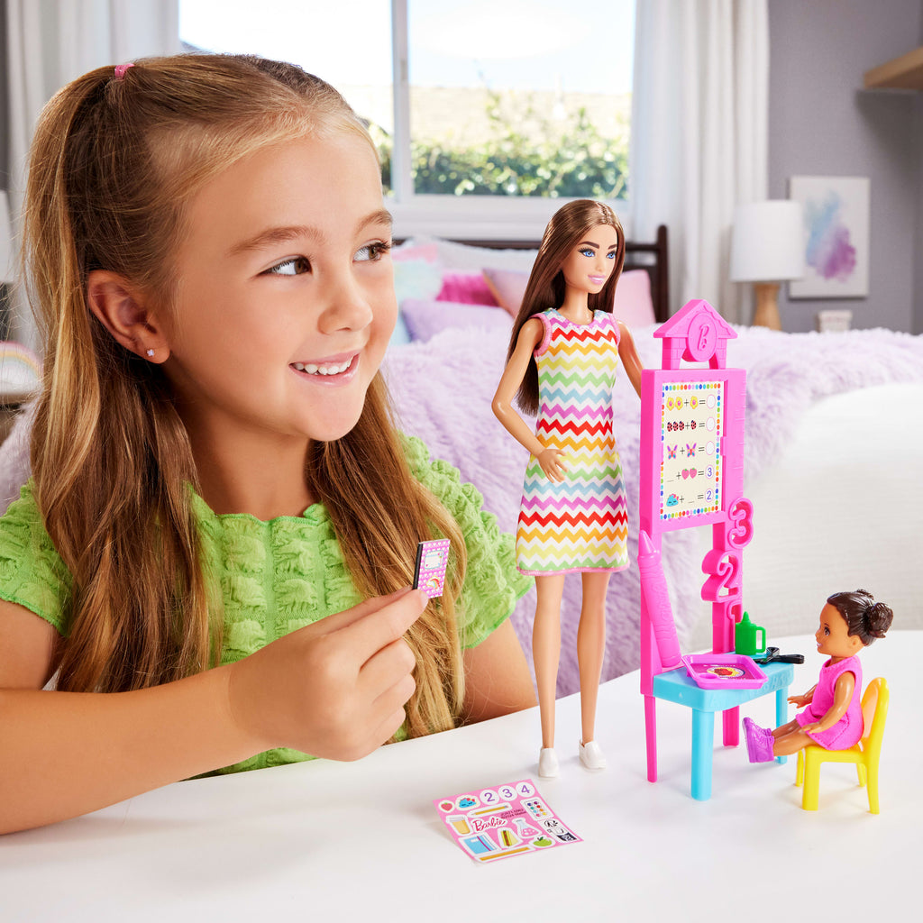 Öğretmen Barbie, kahverengi saçlı bebek, 1 çocuk figürü ve öğretim aksesuarları