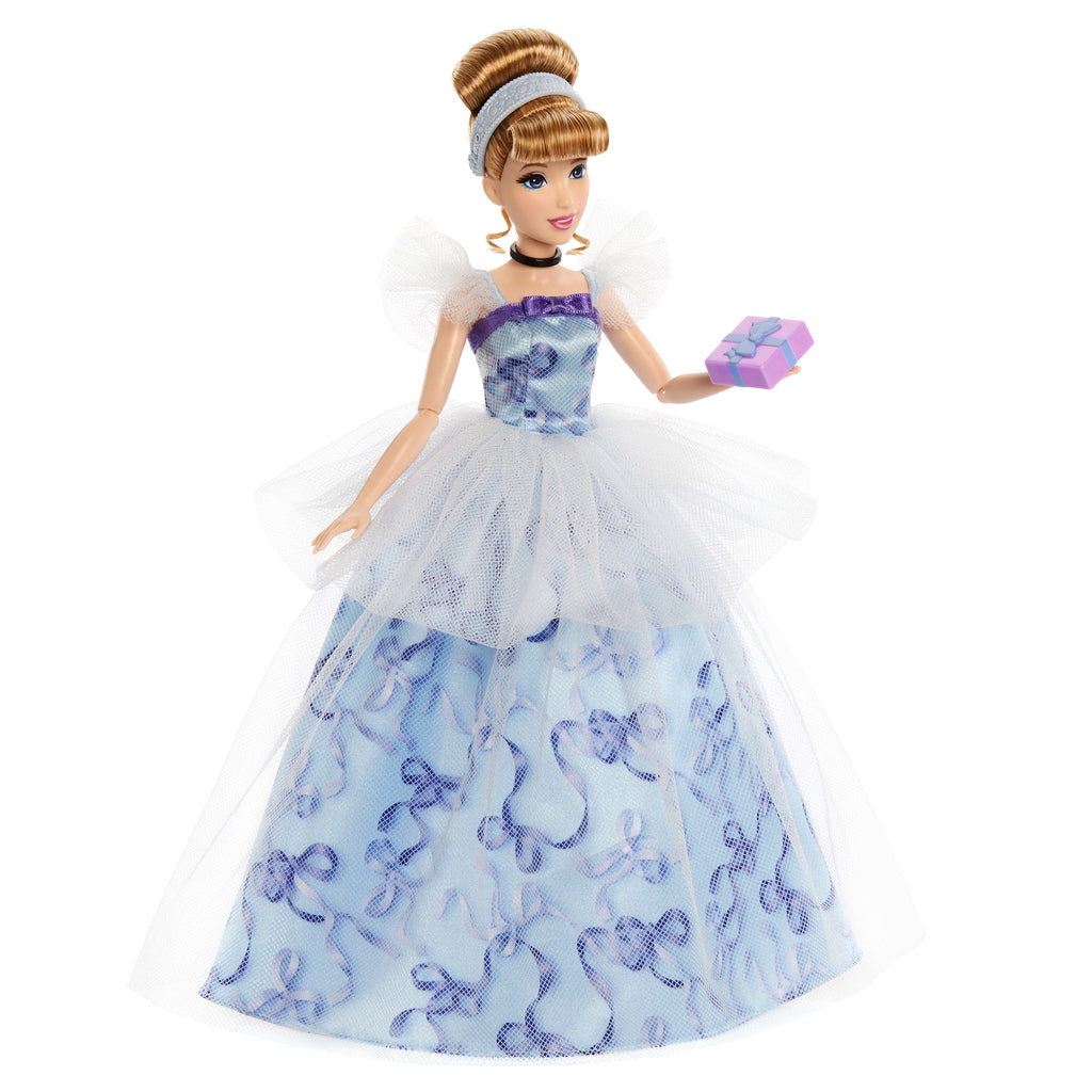 Disney filminden ilham alan, koleksiyona uygun Disney Prensesi Doğum Günü Kutlaması Cinderella bebek