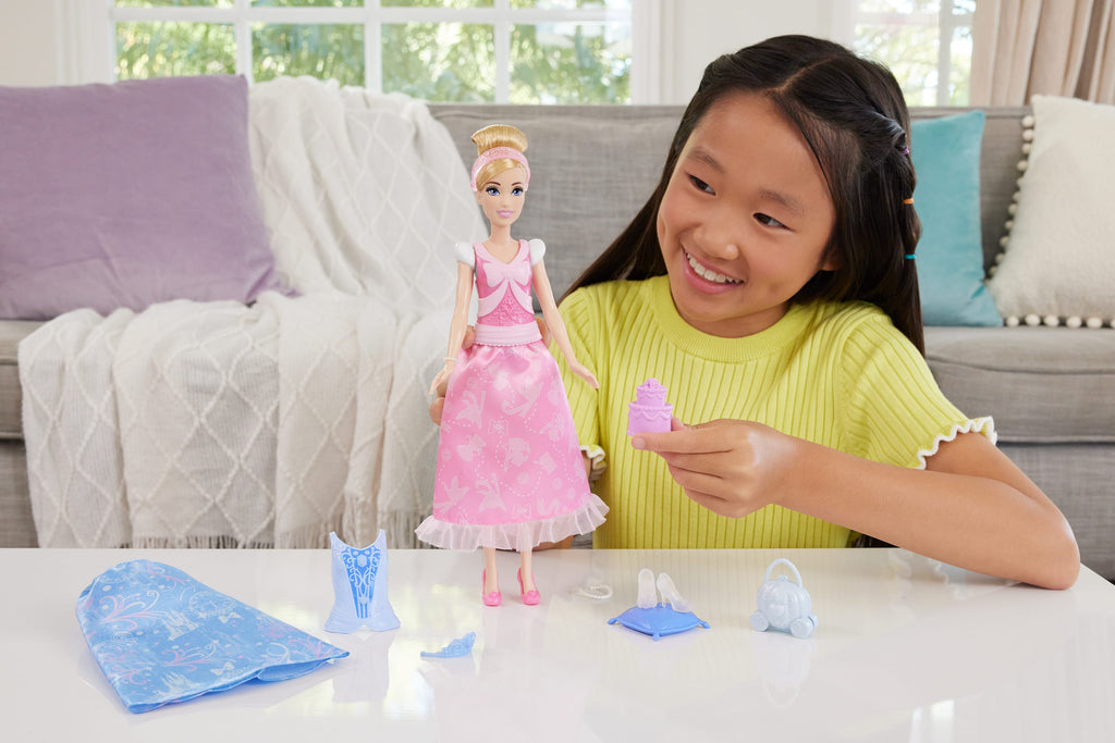 Disney Prensesi 2'si 1 Arada Hikayeler Cinderella bebek, takılıp çıkarılabilen 2 büstiyer, 2 etek ve 9 aksesuar