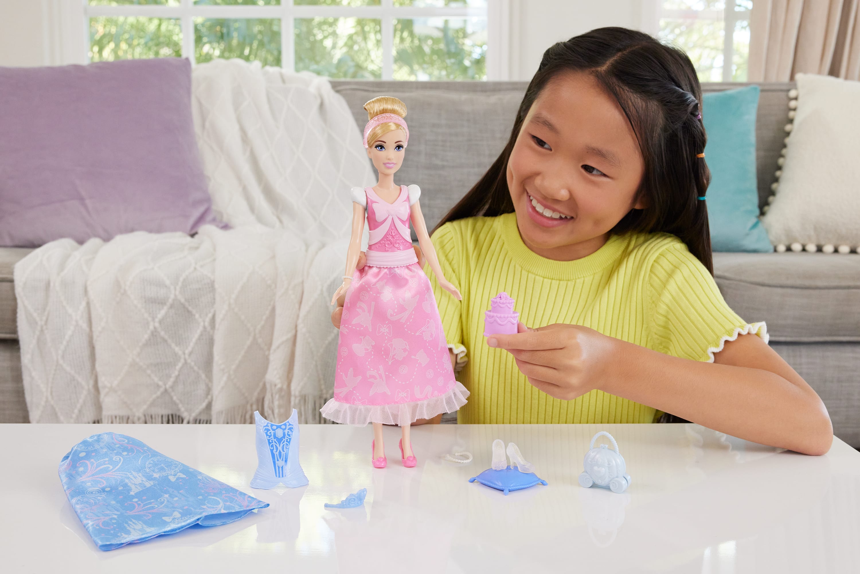 Disney Prensesi 2'si 1 Arada Hikayeler Cinderella bebek, takılıp çıkarılabilen 2 büstiyer, 2 etek ve 9 aksesuar