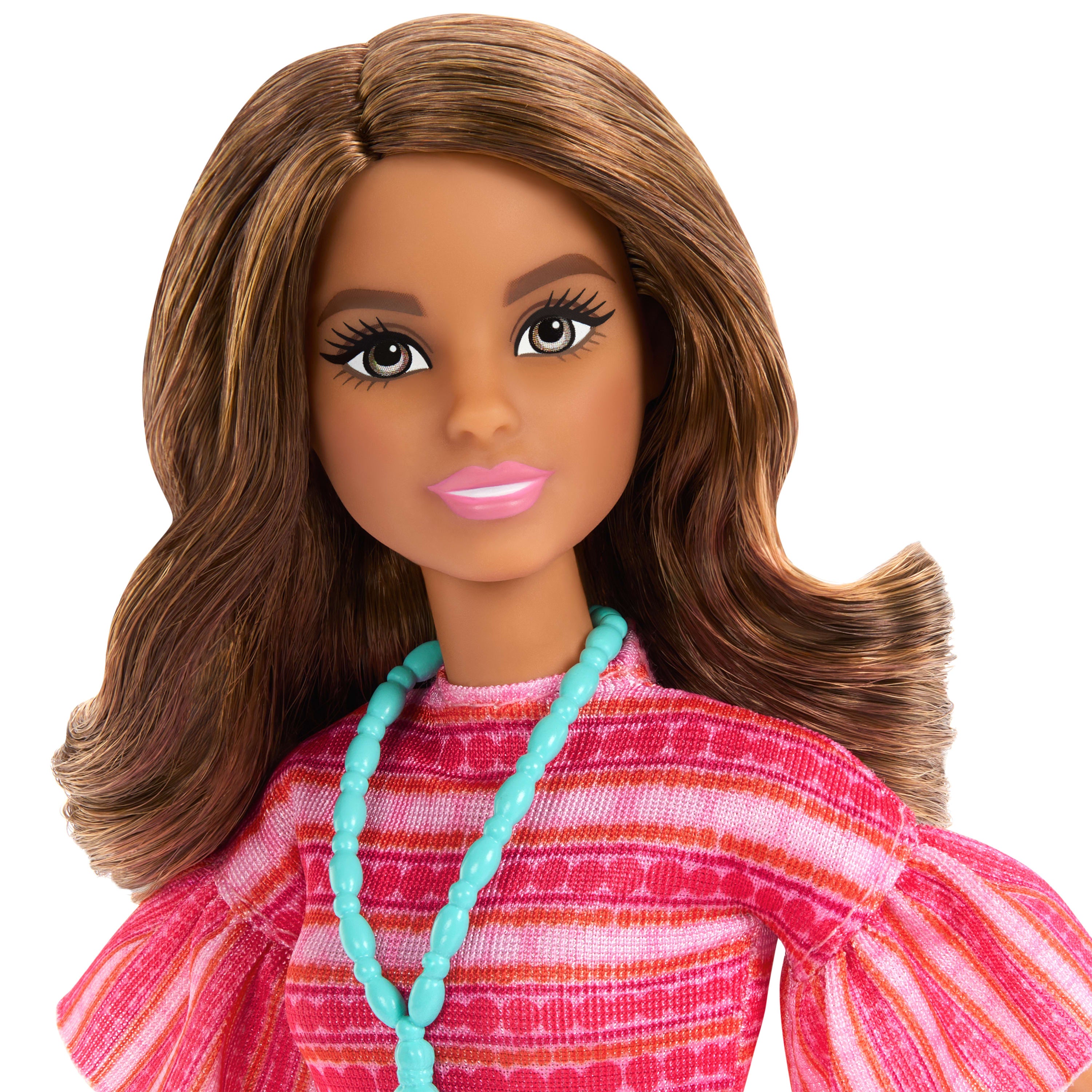 Barbie ve Teresa'nın Dostluk Tarifi, çıkarılabilir klasik elbisesi ve aksesuarlarıyla Teresa bebek