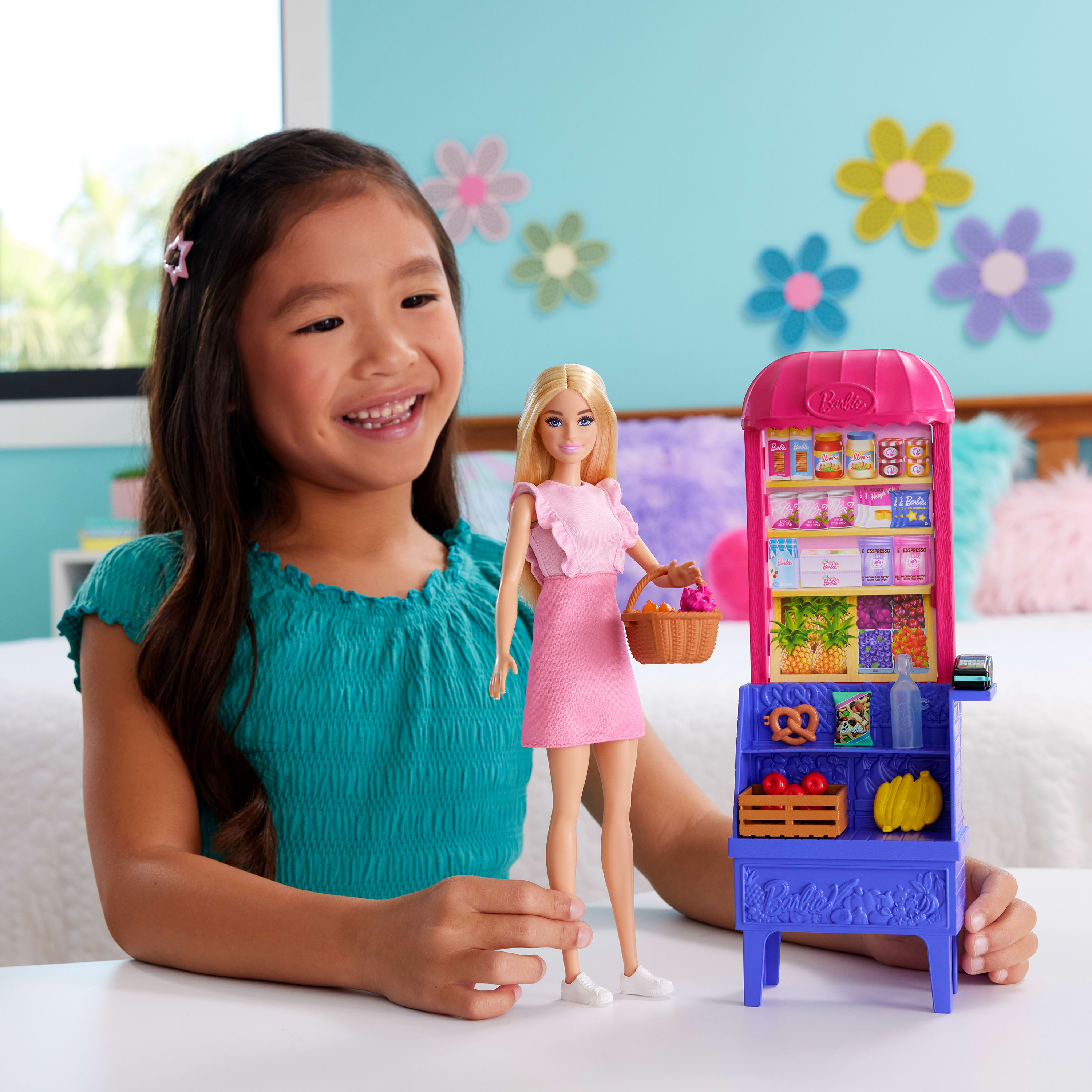 Barbie ve Teresa'nın Dostluk Tarifi Malibu Markette bebek ve oyun seti, 11 aksesuar