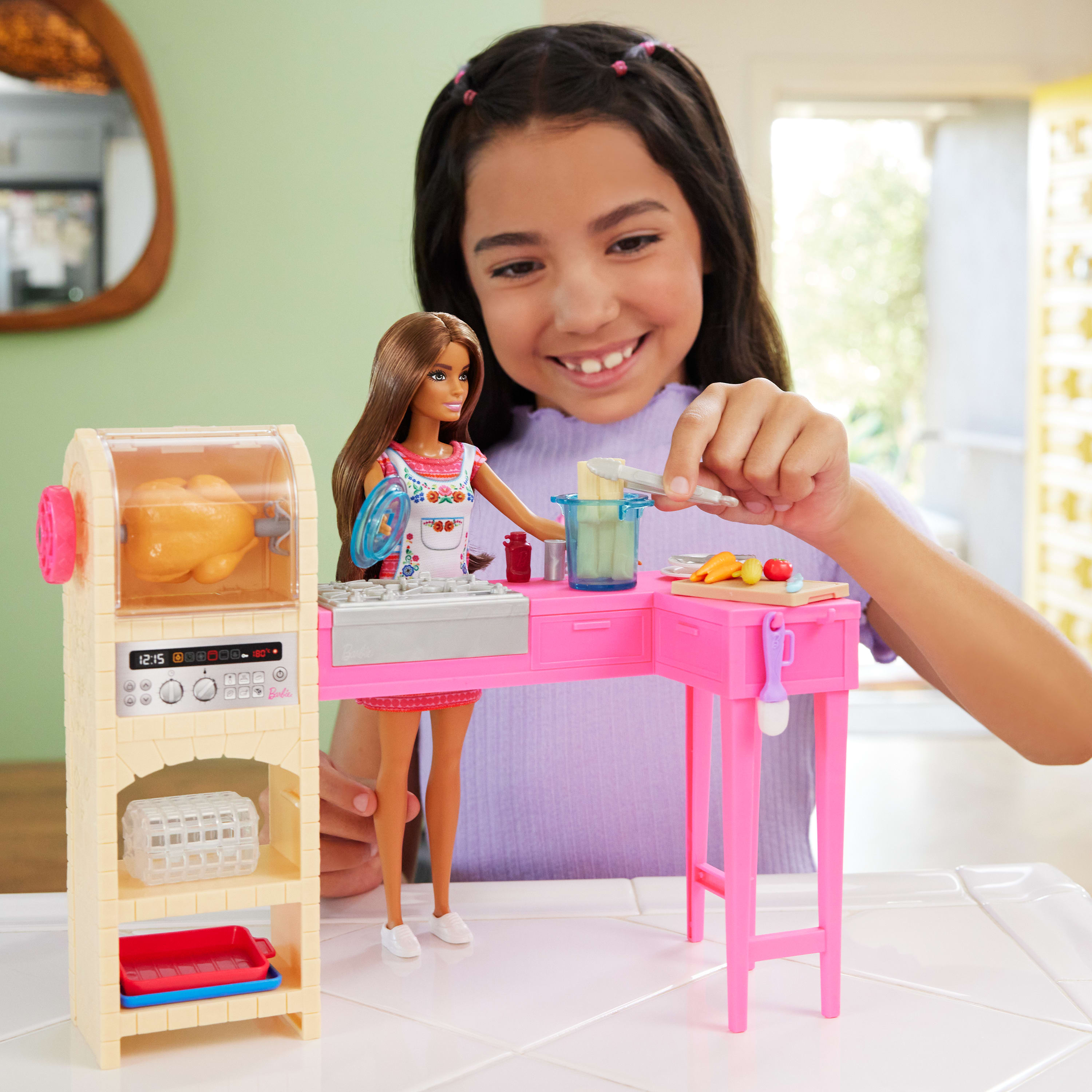 Barbie ve Teresa'nın Dostluk Tarifi Teresa bebek ve mutfak oyun seti, 20'den fazla aksesuar