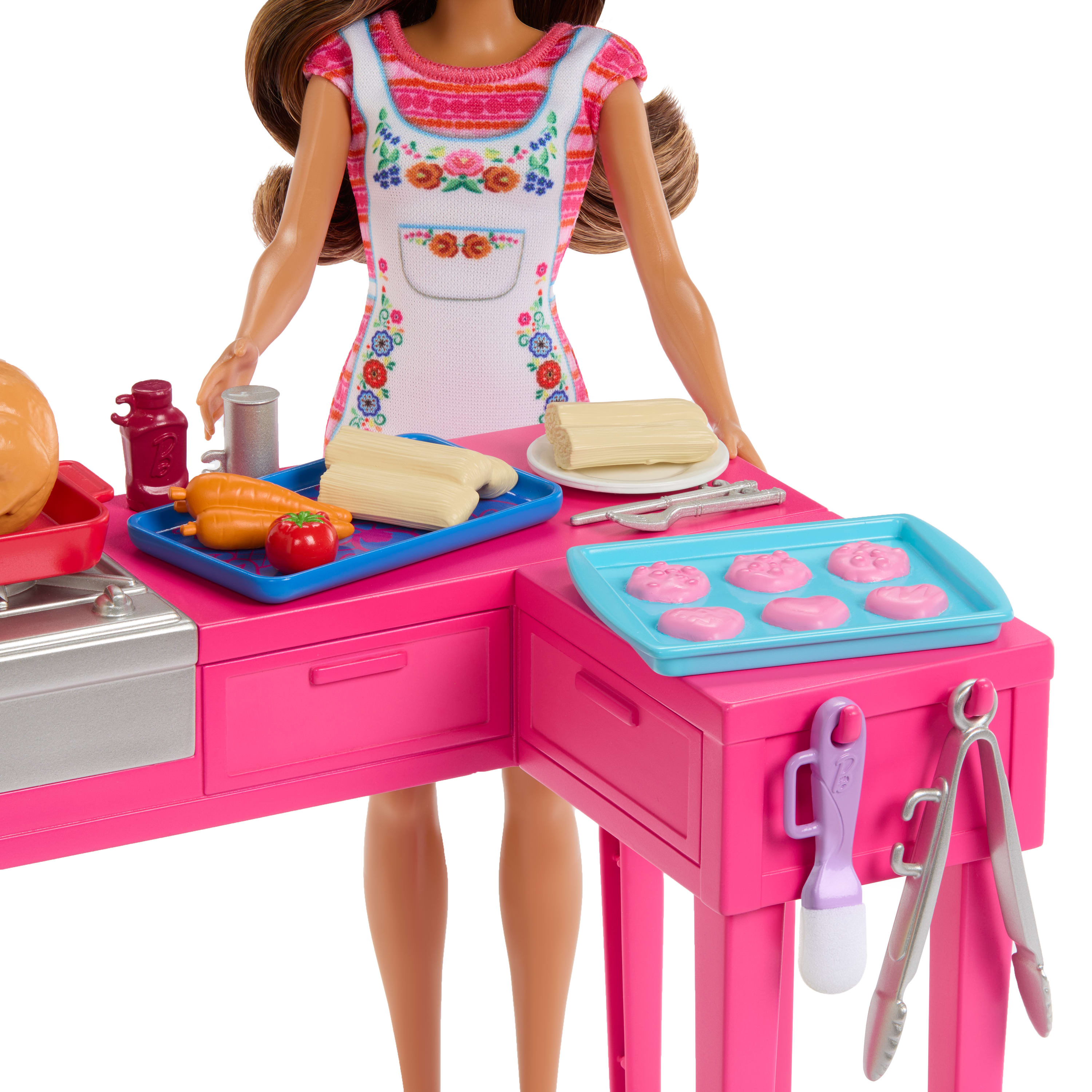 Barbie ve Teresa'nın Dostluk Tarifi Teresa bebek ve mutfak oyun seti, 20'den fazla aksesuar