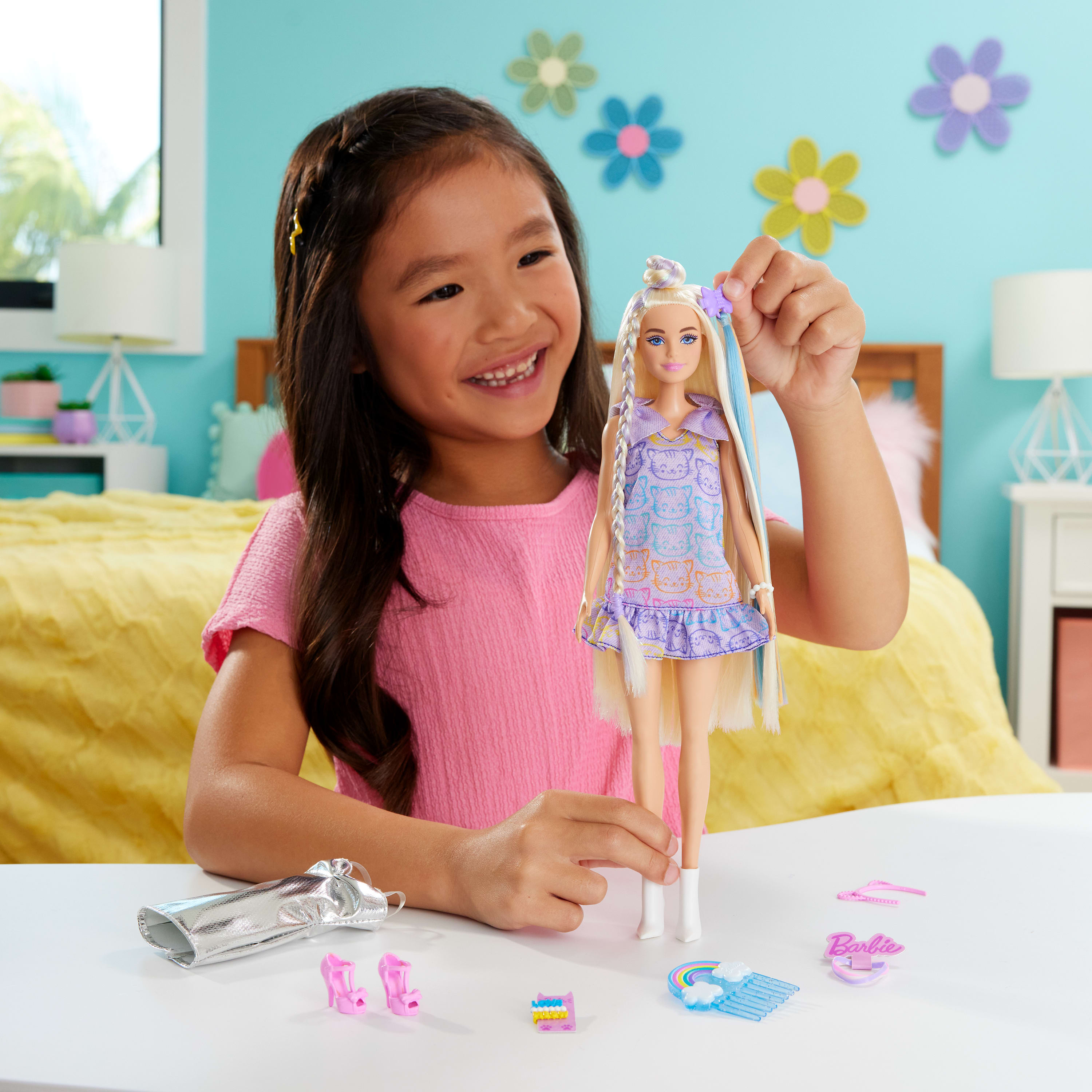 Barbie Upuzun Muhteşem Saçlı Bebekler serisi bebek ve aksesuarları, 2 farklı kombiniyle upuzun saçlı sarışın bebek