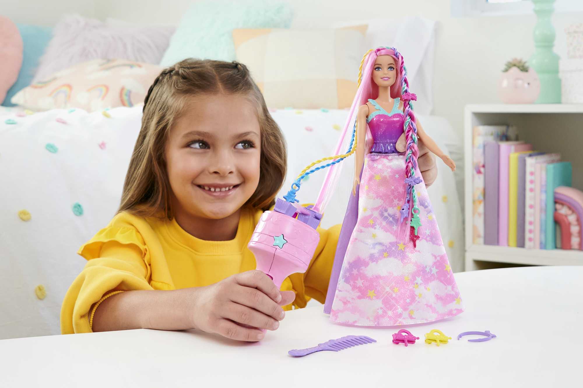 Barbie Dreamtopia Örgü Saçlı bebek ve saç örme aracı dahil aksesuarlar