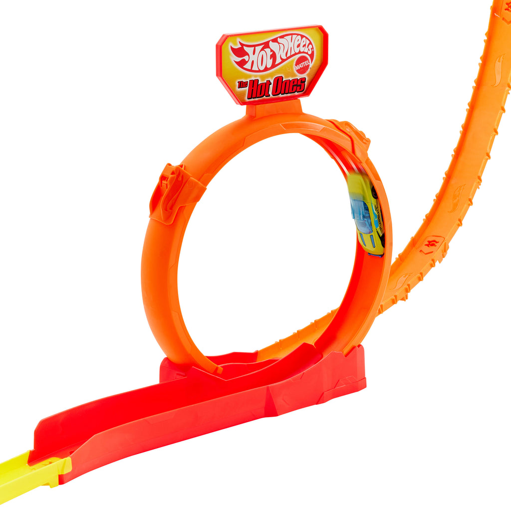 Hot Wheels aksiyon dolu Hot Ones Süper Zıplayış pist seti, 1:64 ölçekli metal oyuncak araba, kolayca saklanabilir